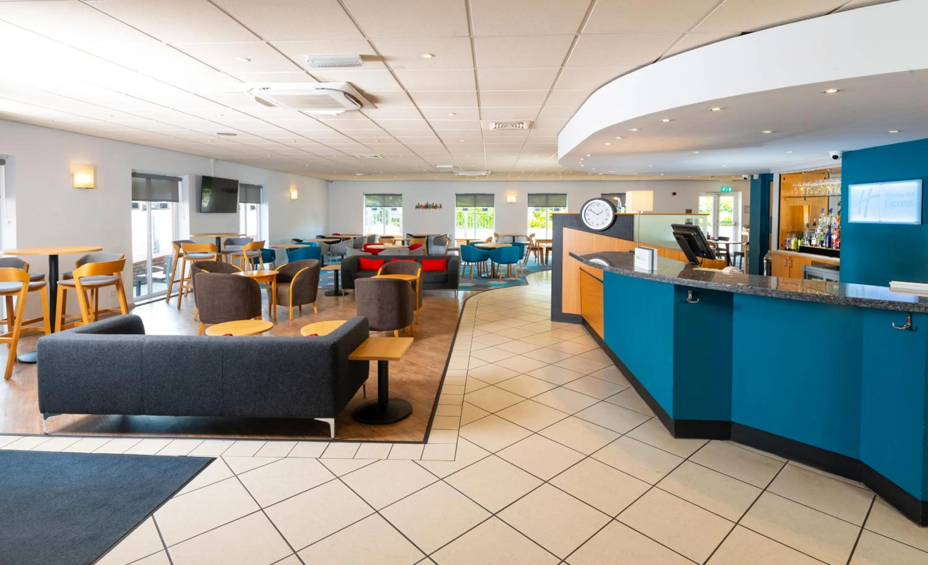 Lobby or reception in Holiday Inn Express Gloucester - South by IHG