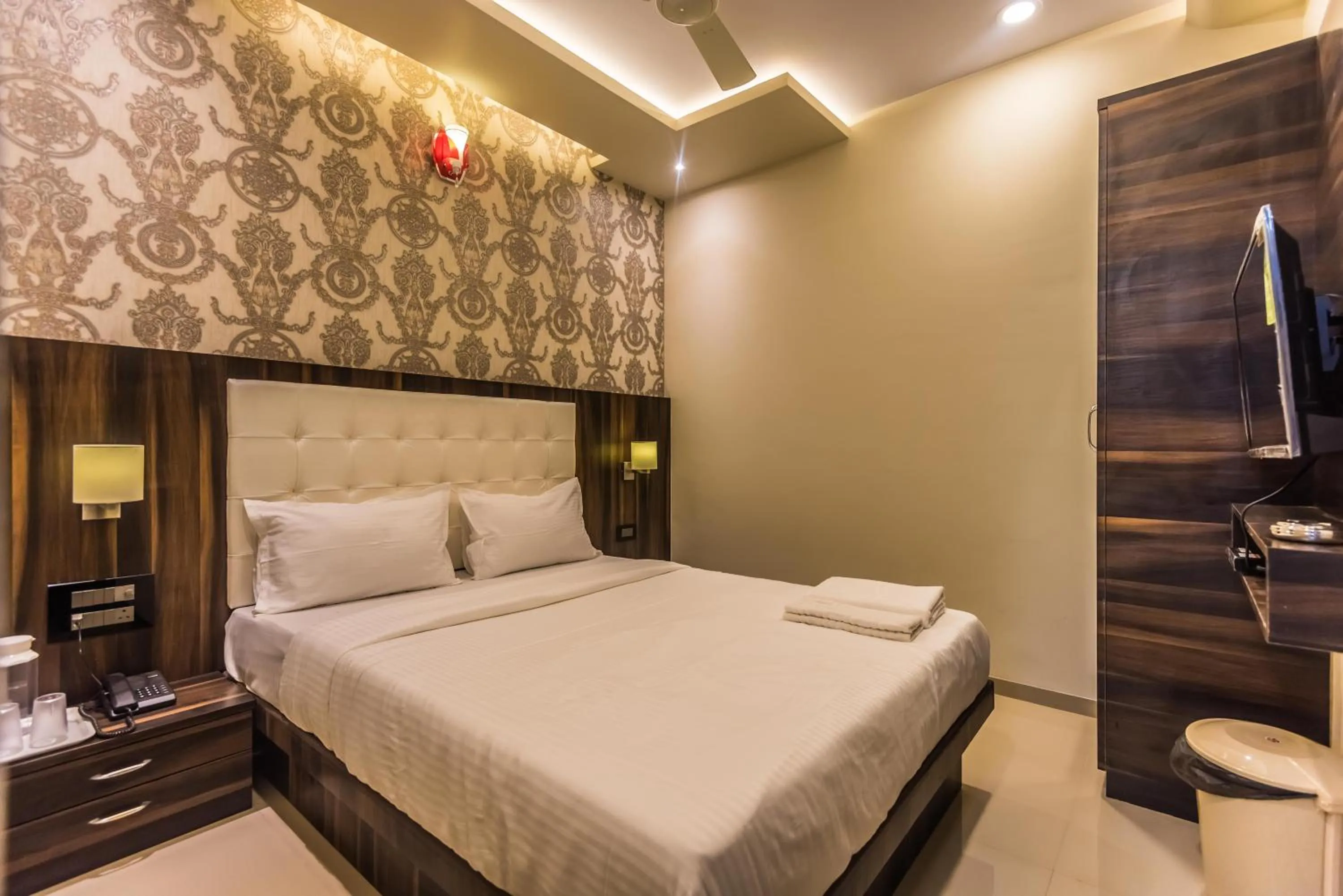 Bed in Hotel atlas grand andheri midc