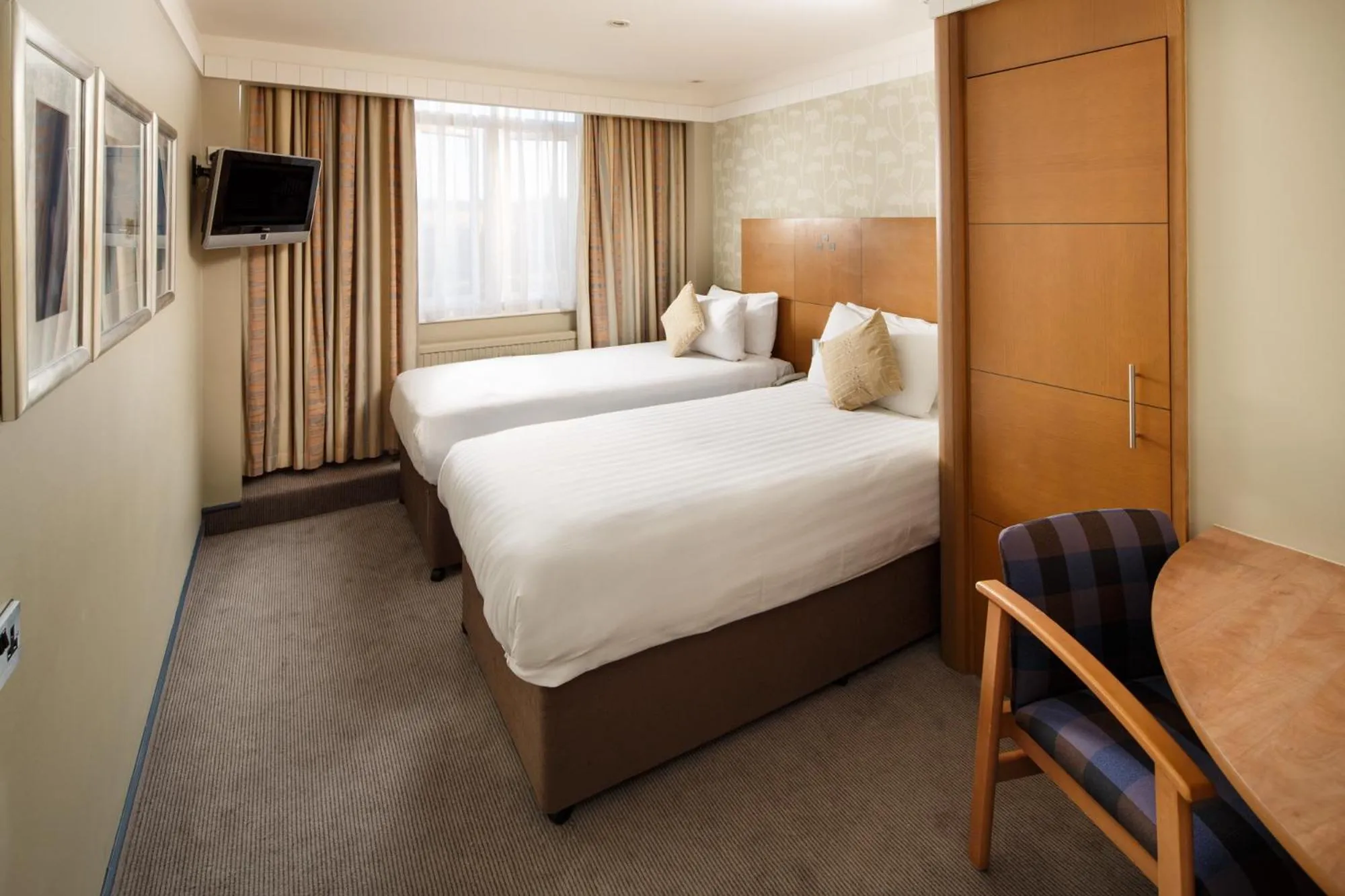 Bed in Mercure Maidstone Great Danes Hotel