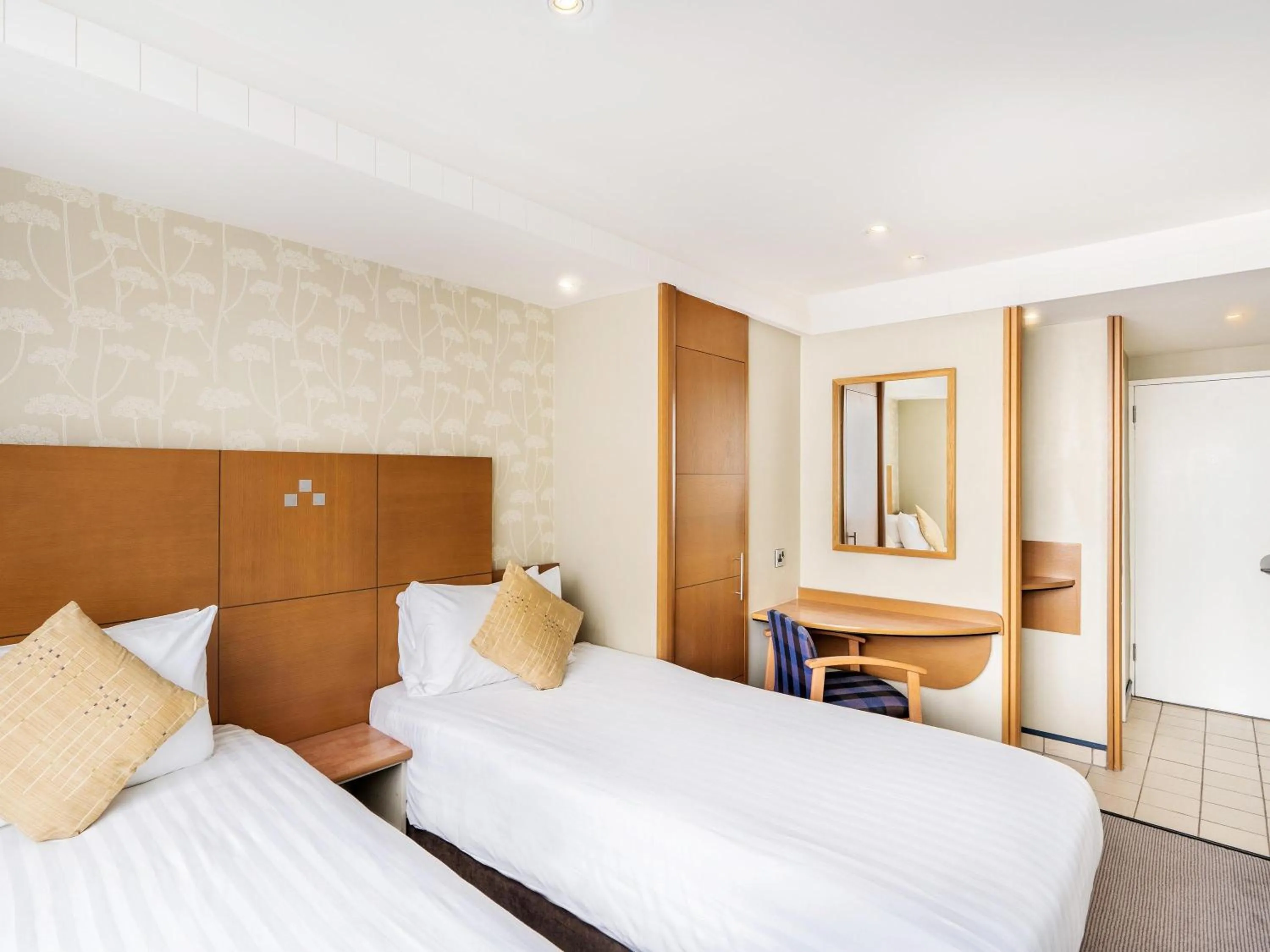 Bedroom, Bed in Mercure Maidstone Great Danes Hotel