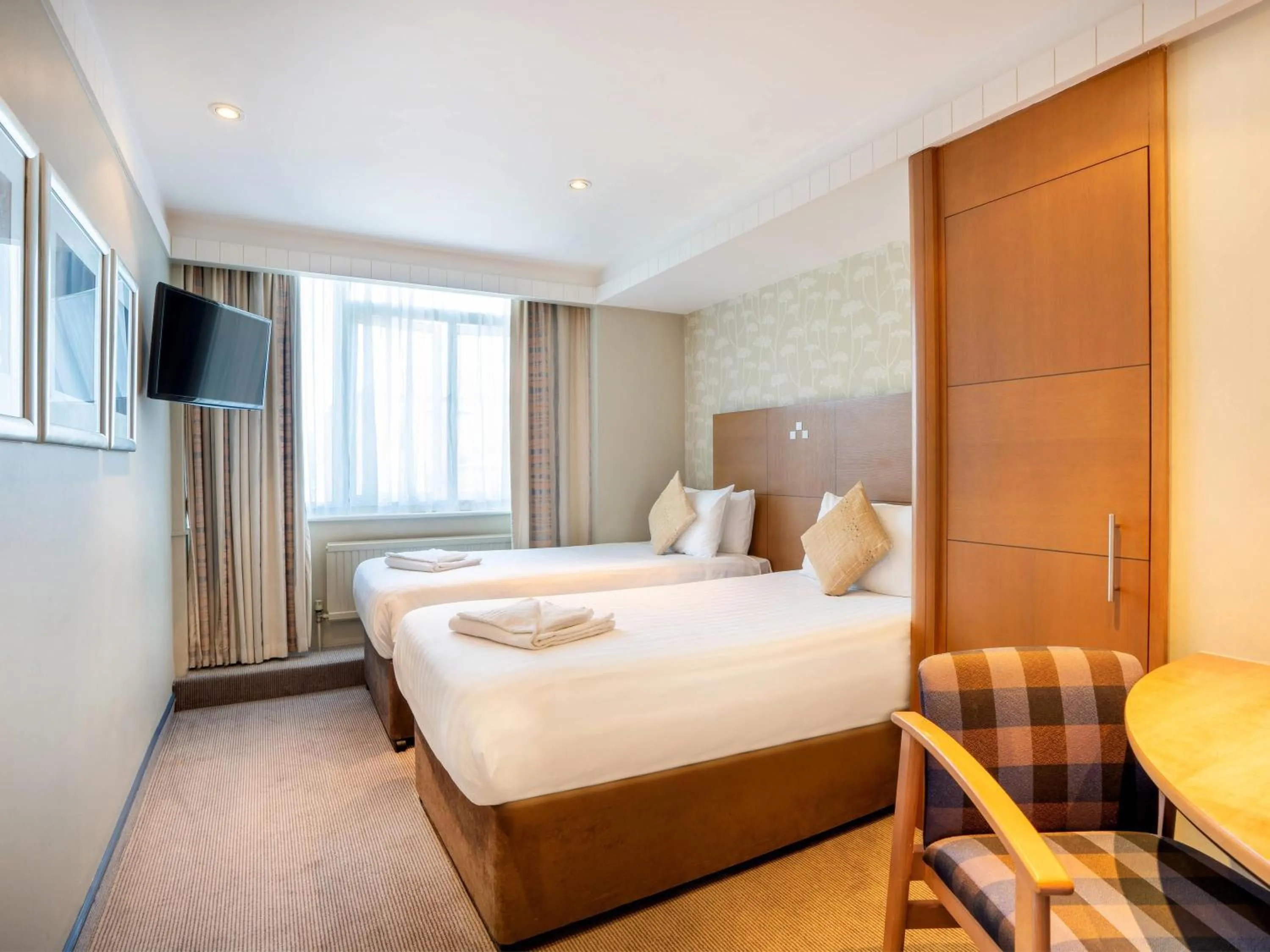 Bedroom, Bed in Mercure Maidstone Great Danes Hotel