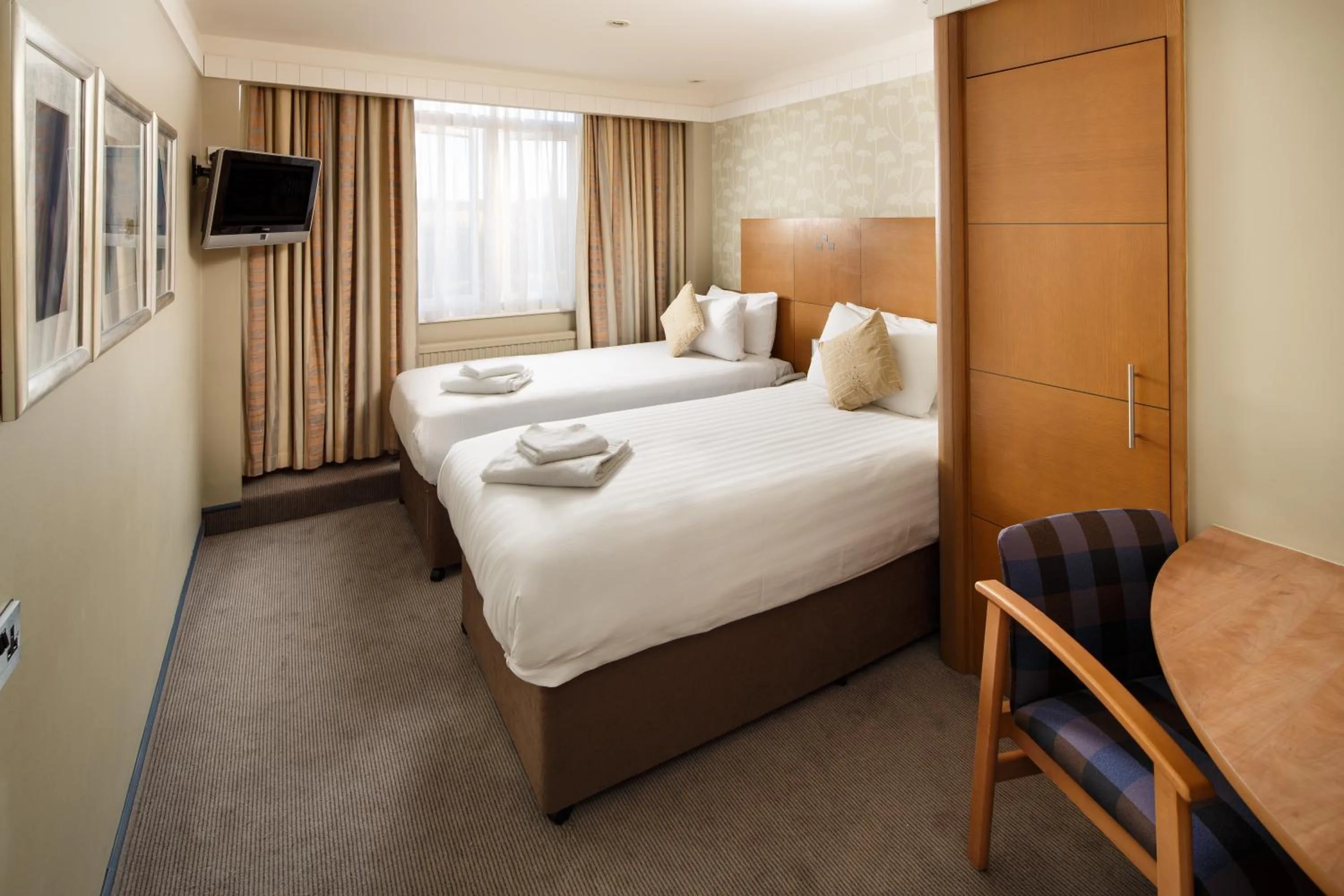 Photo of the whole room, Bed in Mercure Maidstone Great Danes Hotel