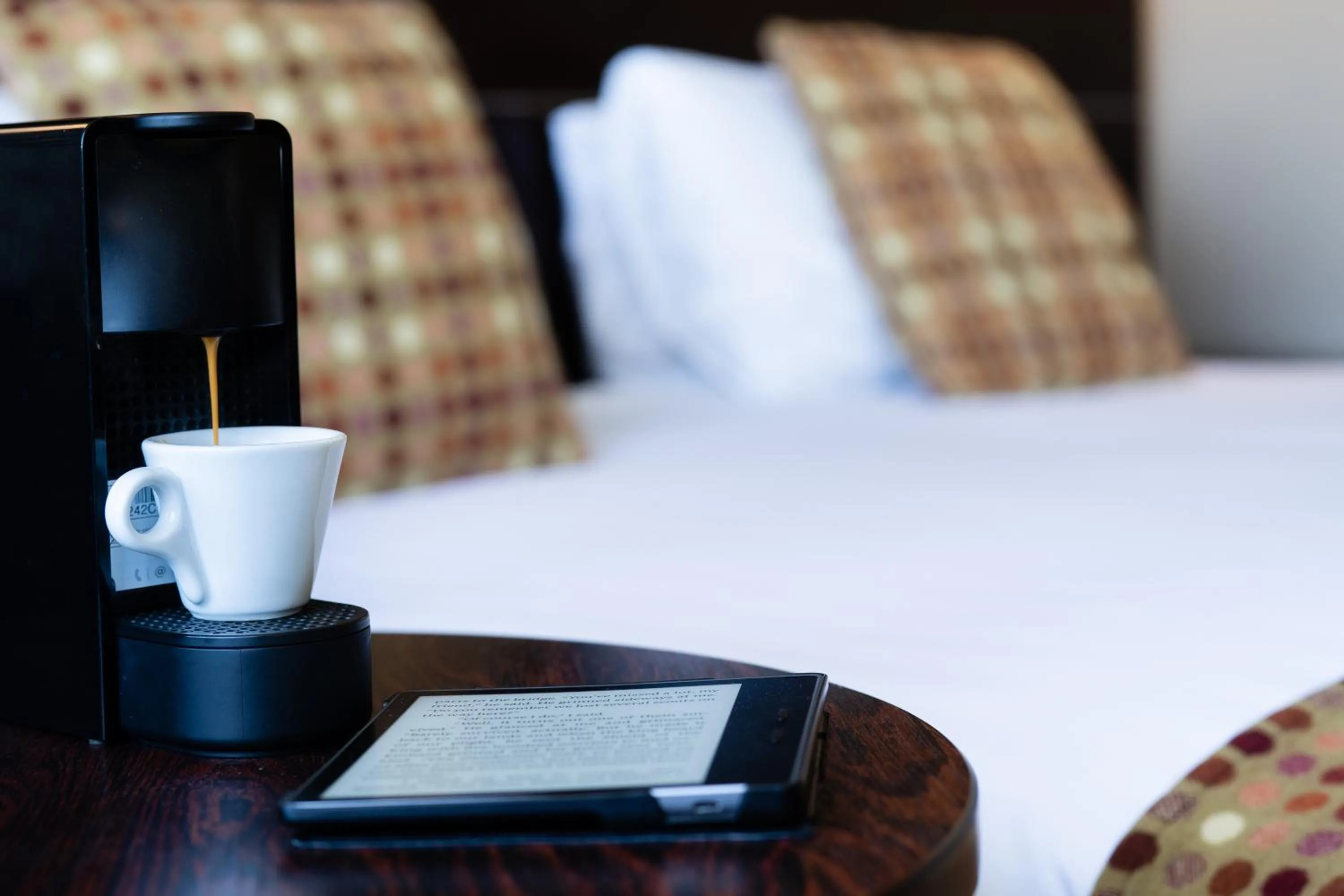 Coffee/tea facilities, Bed in Mercure Maidstone Great Danes Hotel