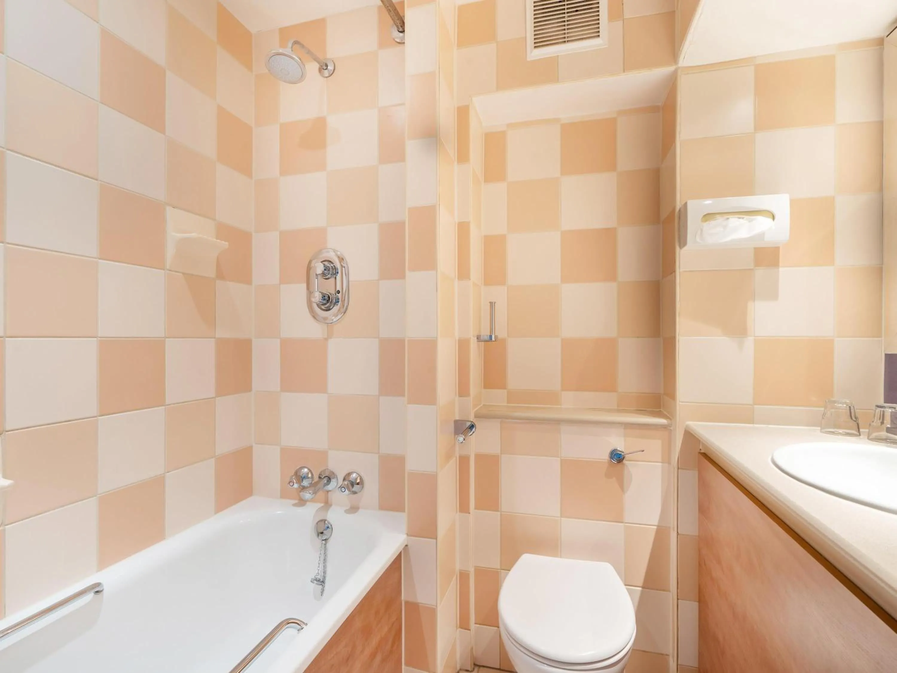 Bedroom in Mercure Maidstone Great Danes Hotel