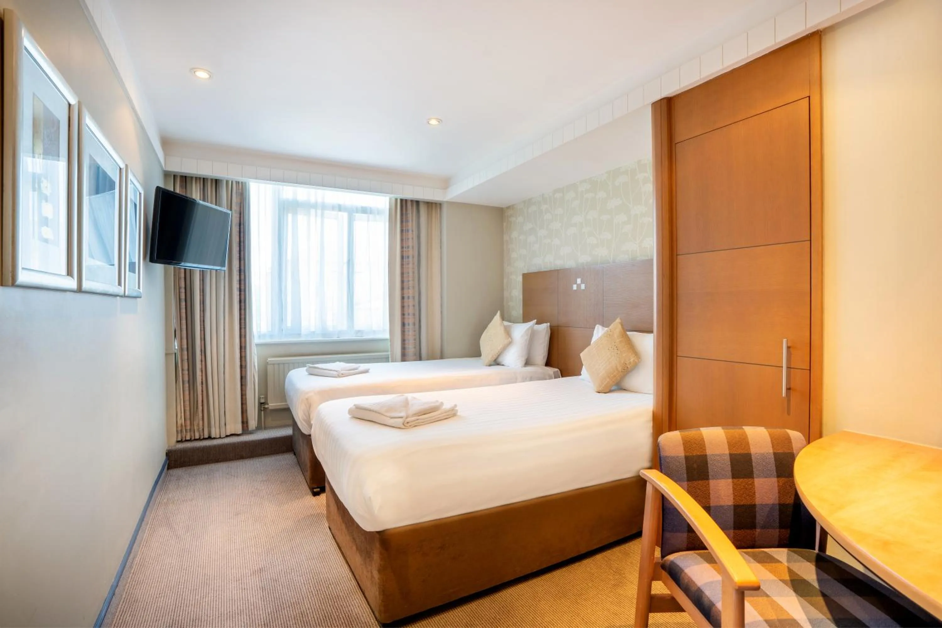 Bed in Mercure Maidstone Great Danes Hotel