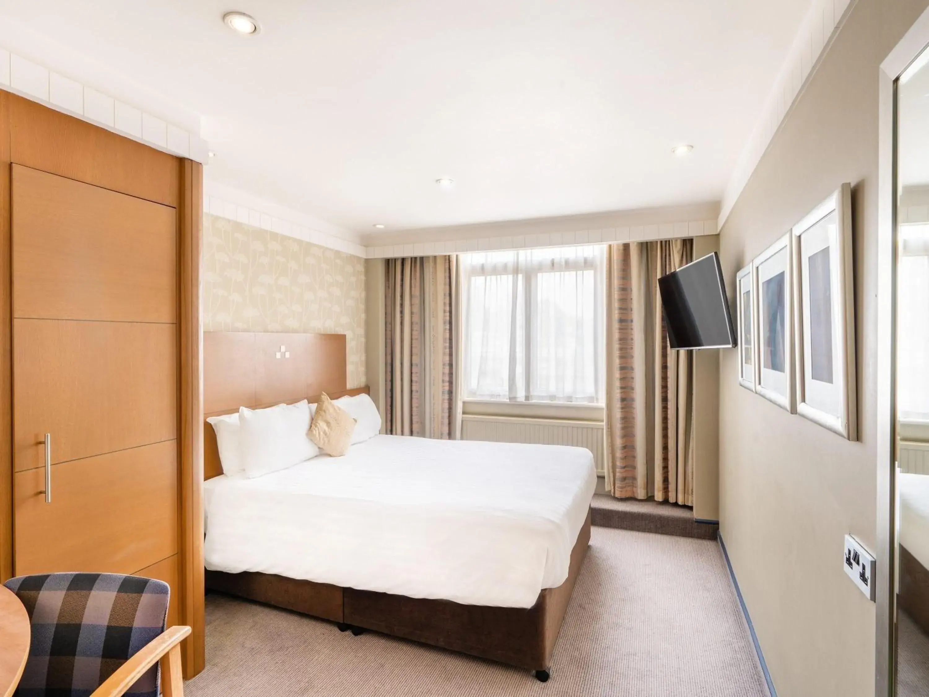 Classic Double Room in Mercure Maidstone Great Danes Hotel Classic Double Room in Mercure Maidstone Great Danes Hotel