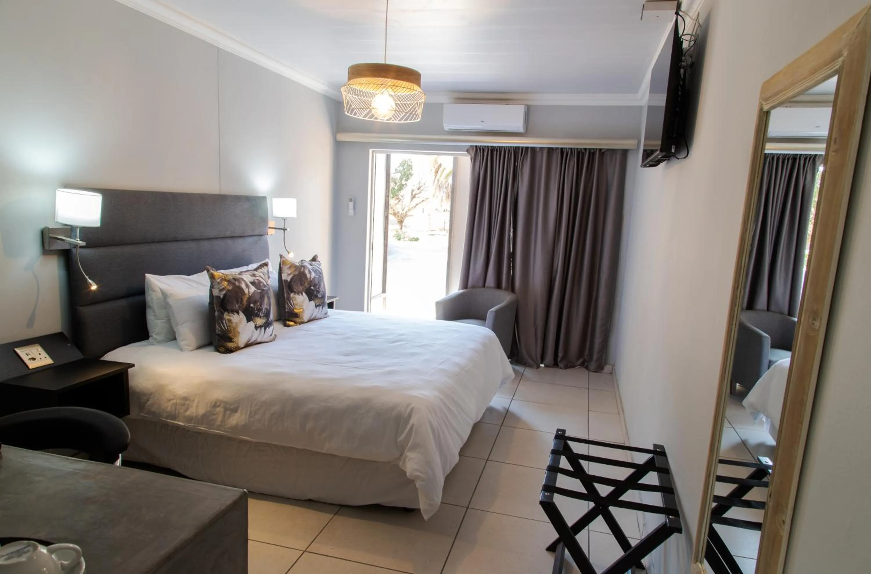 Bedroom, Bed in Leach Lodge