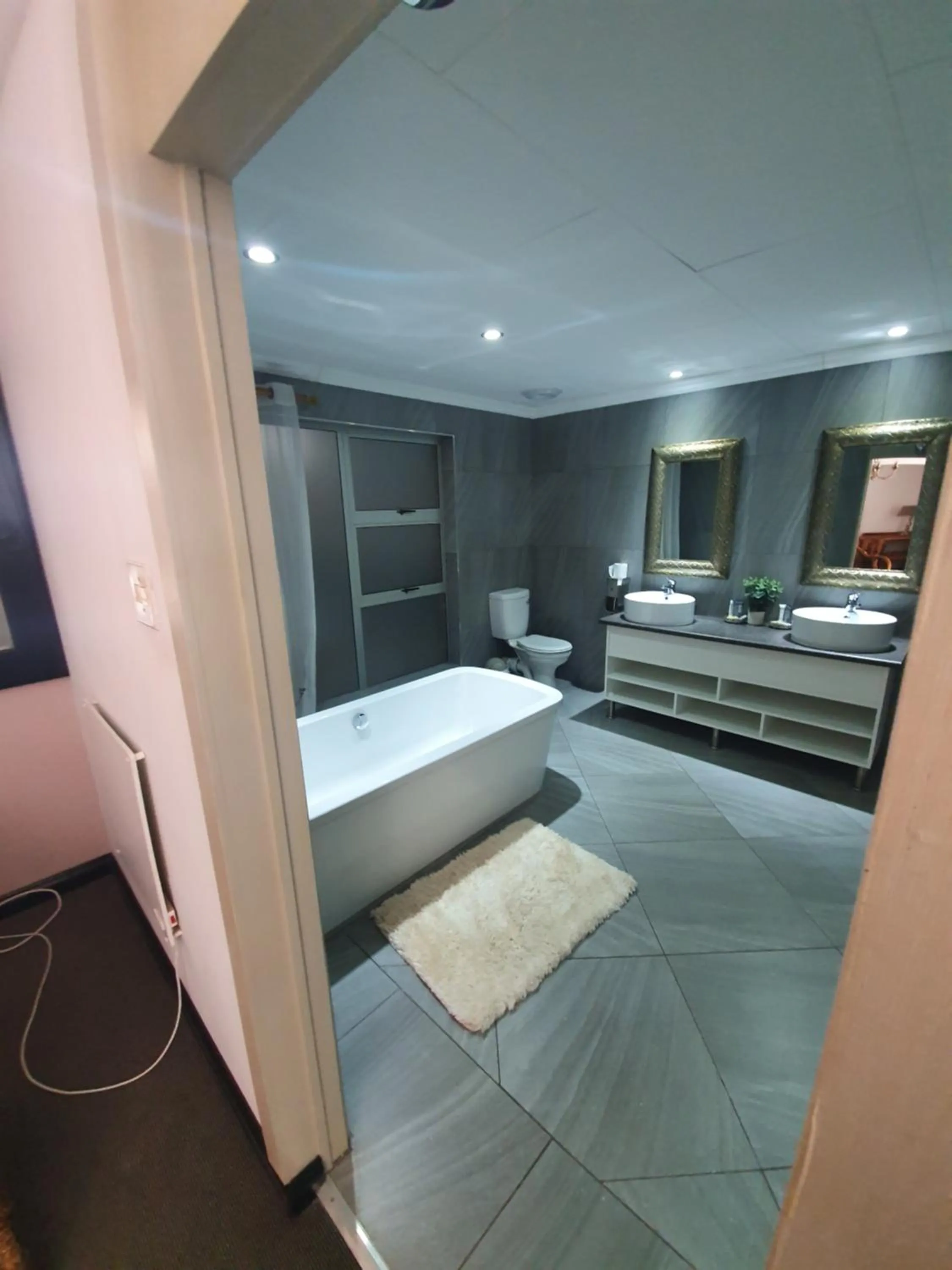 Bathroom, Bed in Leach Lodge