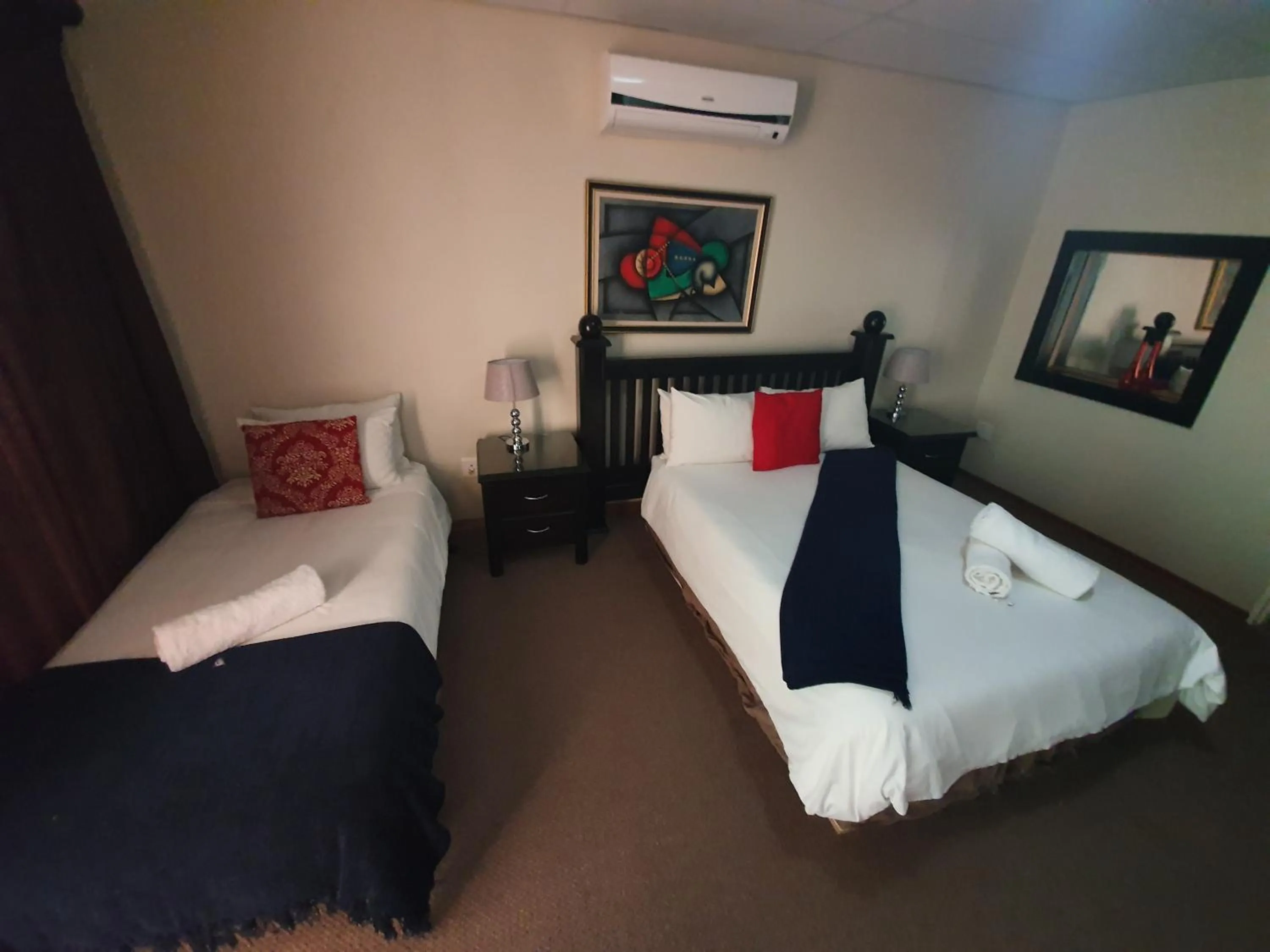 Bedroom, Bed in Leach Lodge