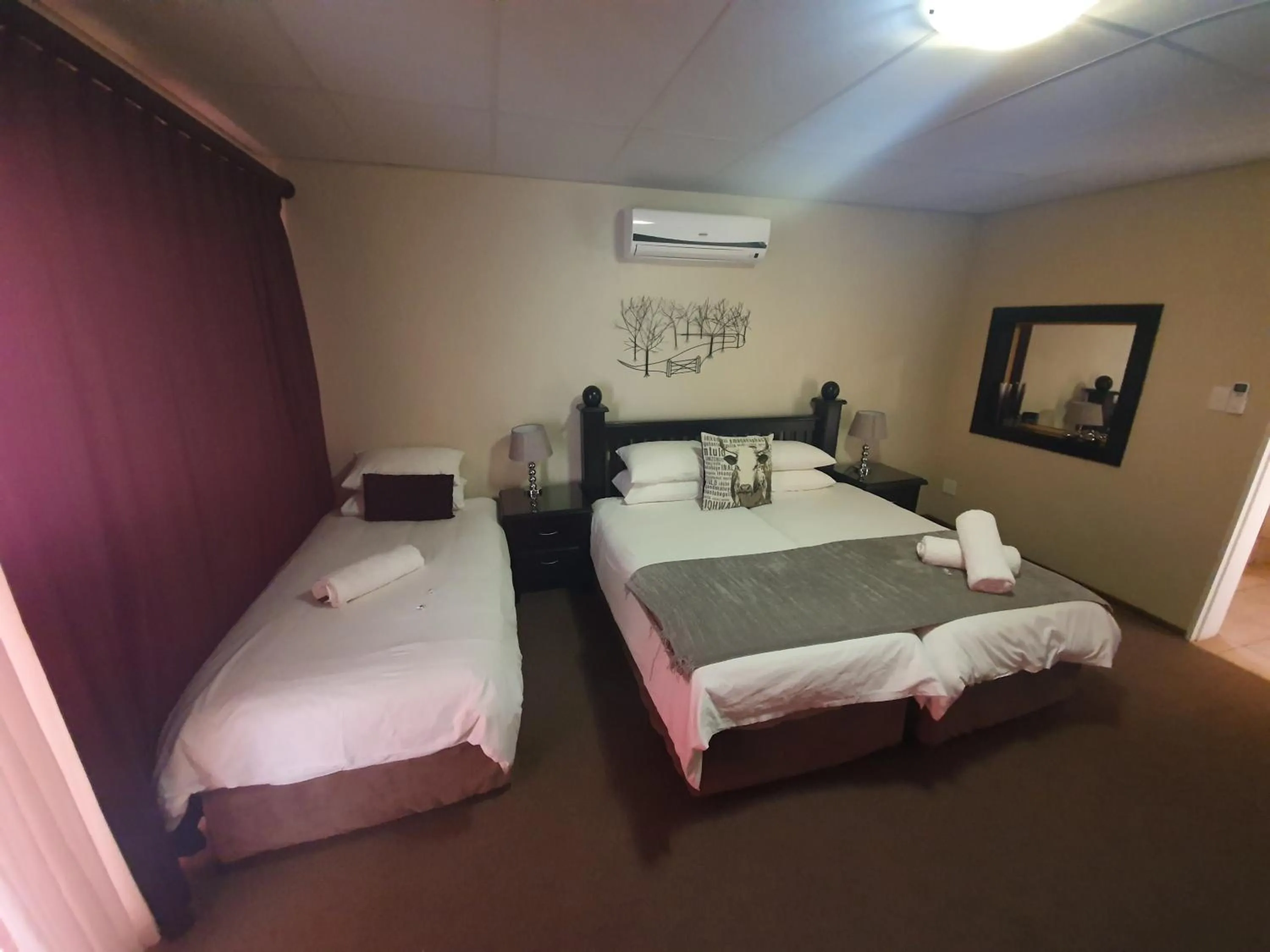 Bedroom, Bed in Leach Lodge