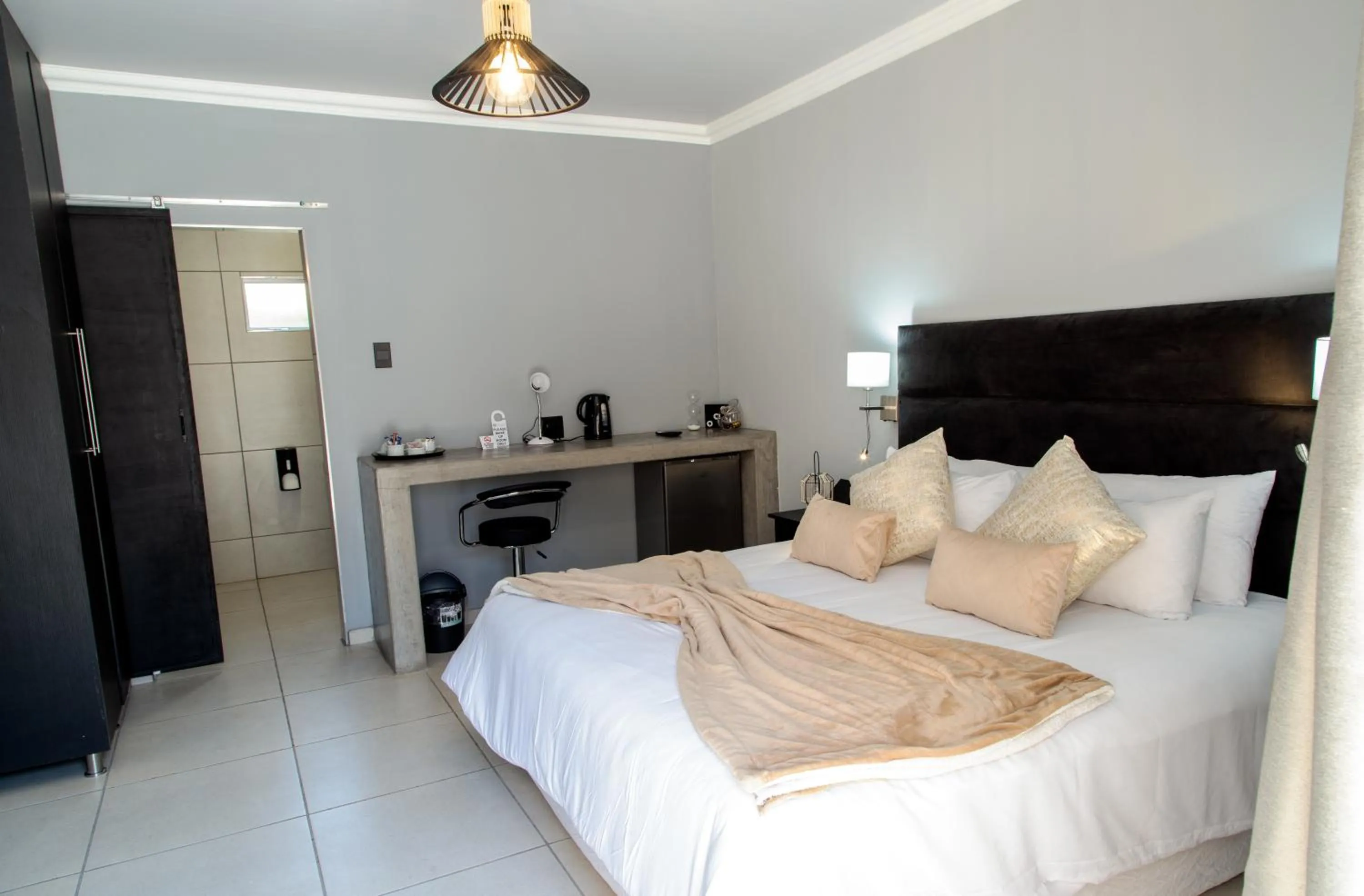 Bedroom, Bed in Leach Lodge