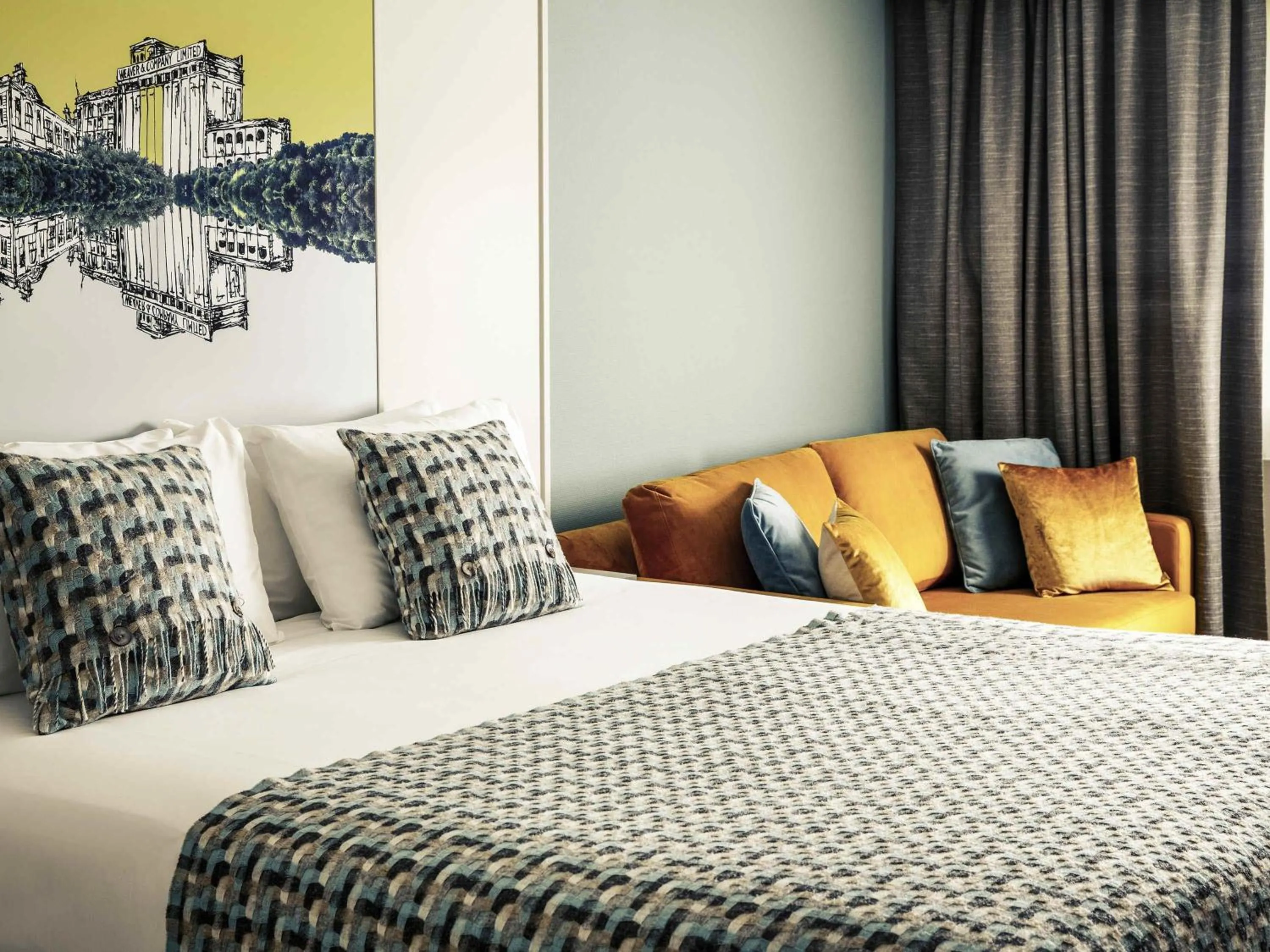 Bedroom, Bed in Mercure Swansea Hotel