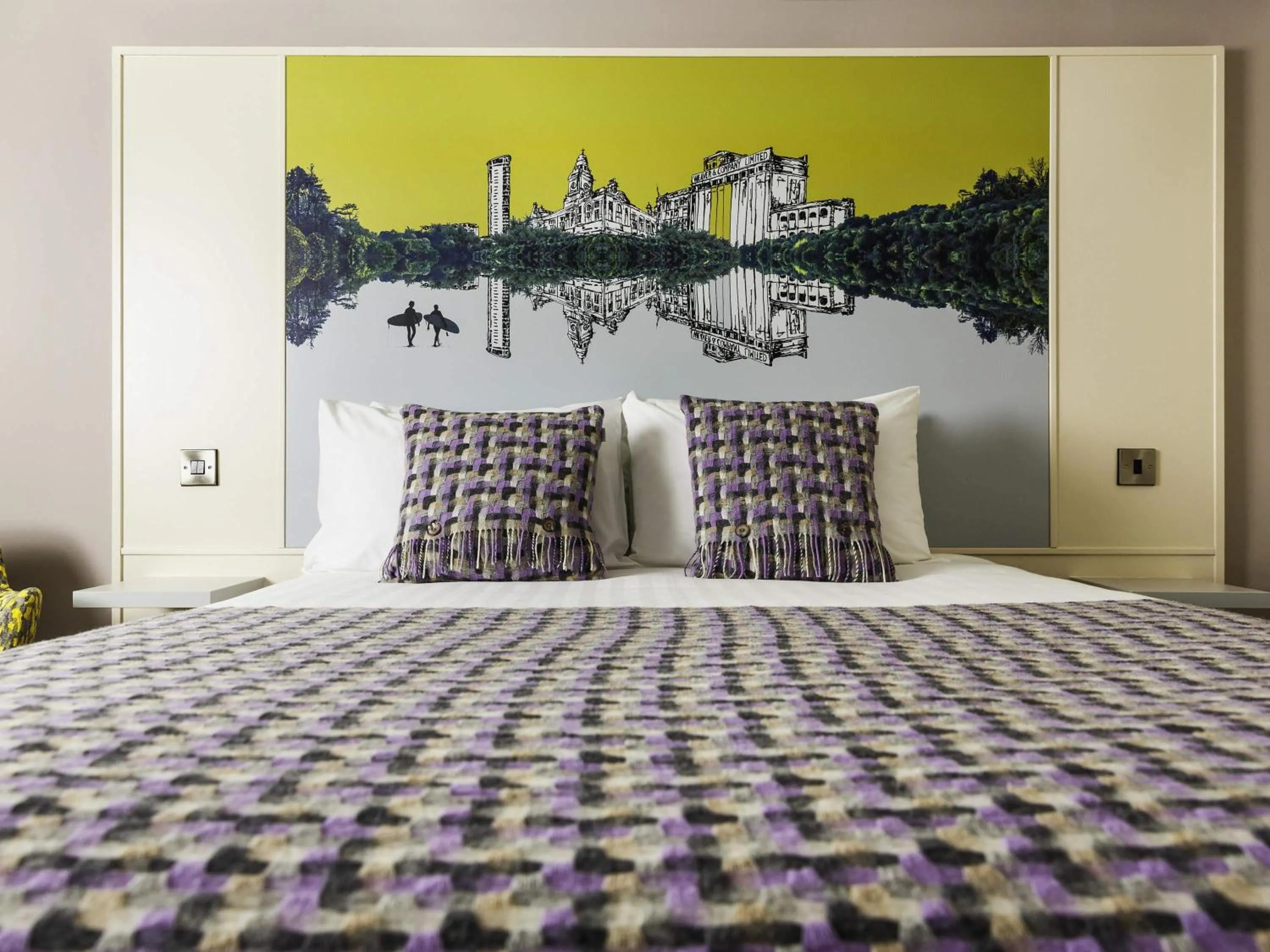 Bedroom, Bed in Mercure Swansea Hotel