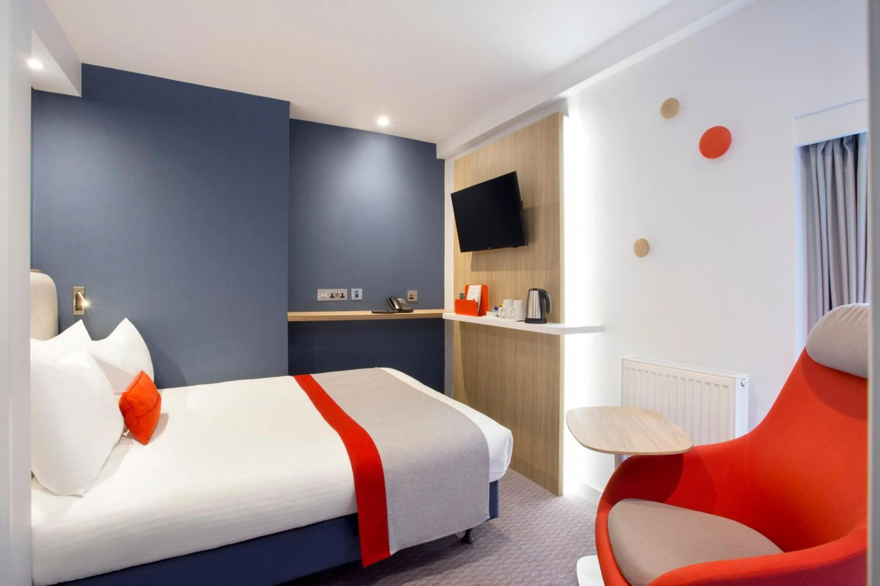 Photo of the whole room, Bed in Holiday Inn Express Southwark by IHG