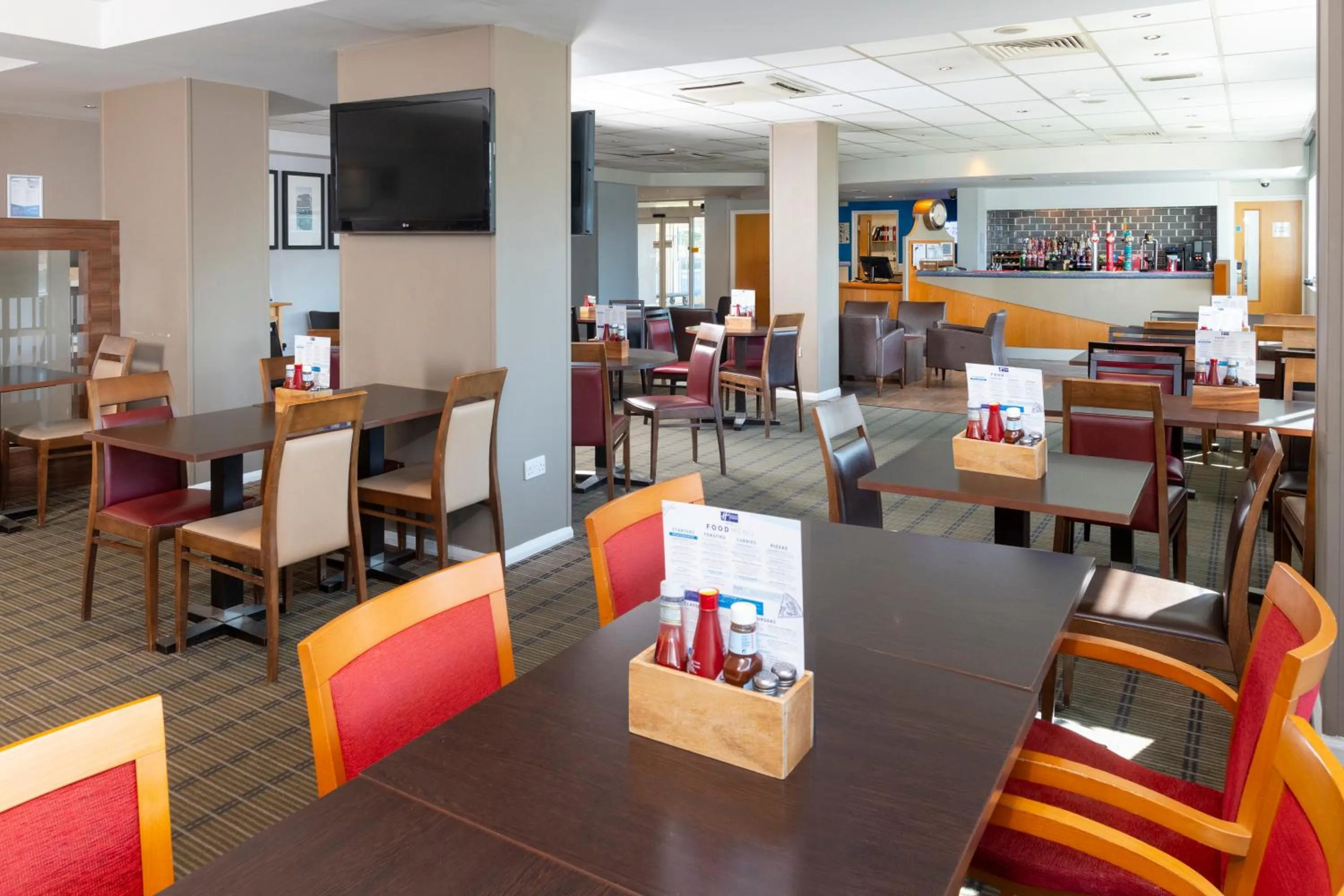 Lounge or bar in Holiday Inn Express London Chingford by IHG