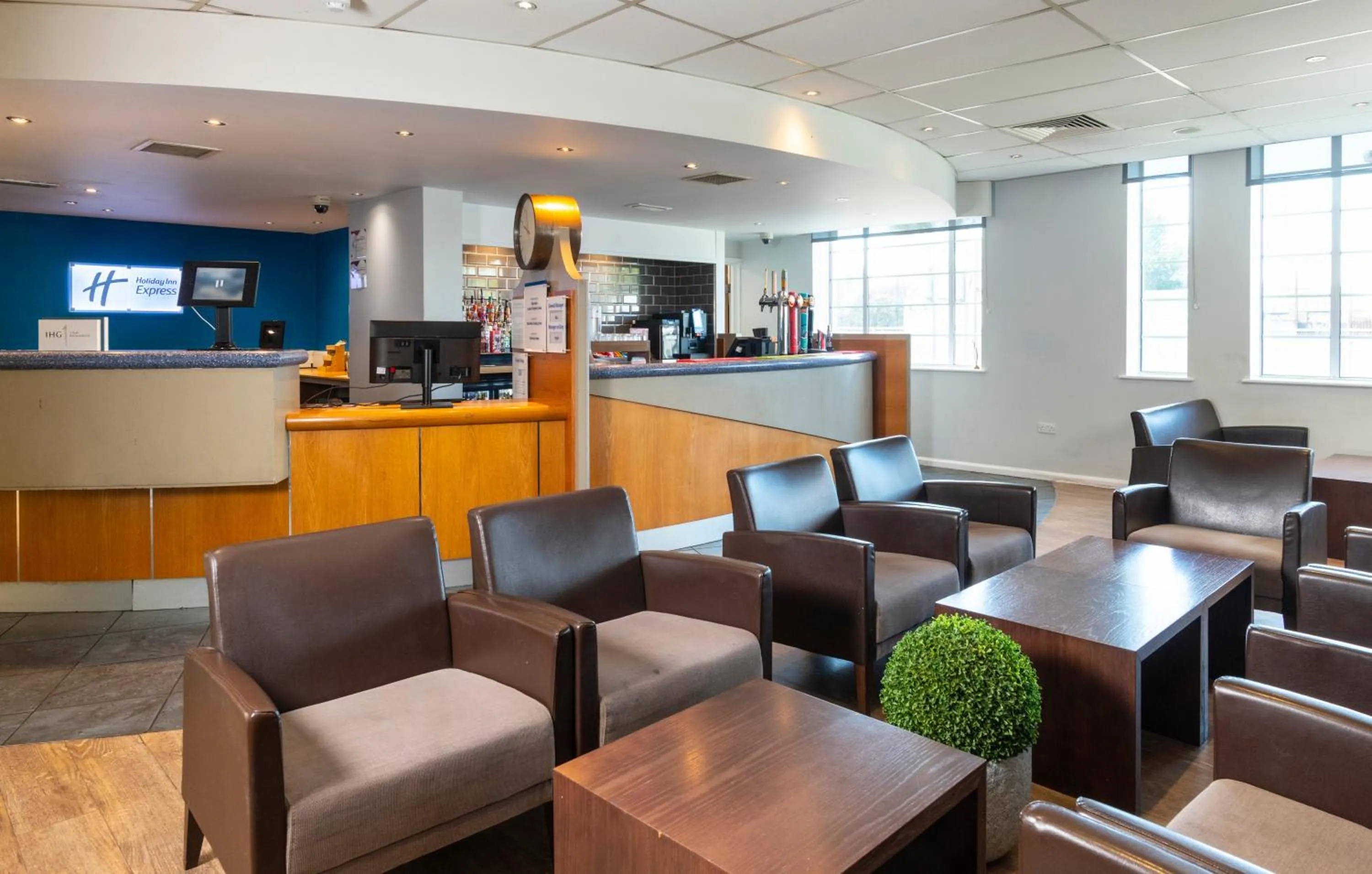 Lounge or bar in Holiday Inn Express London Chingford by IHG