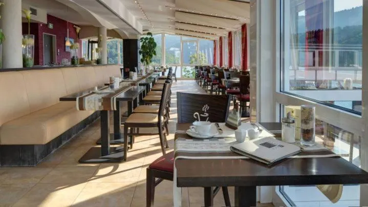 Restaurant/places to eat in Garni Hotel Henn