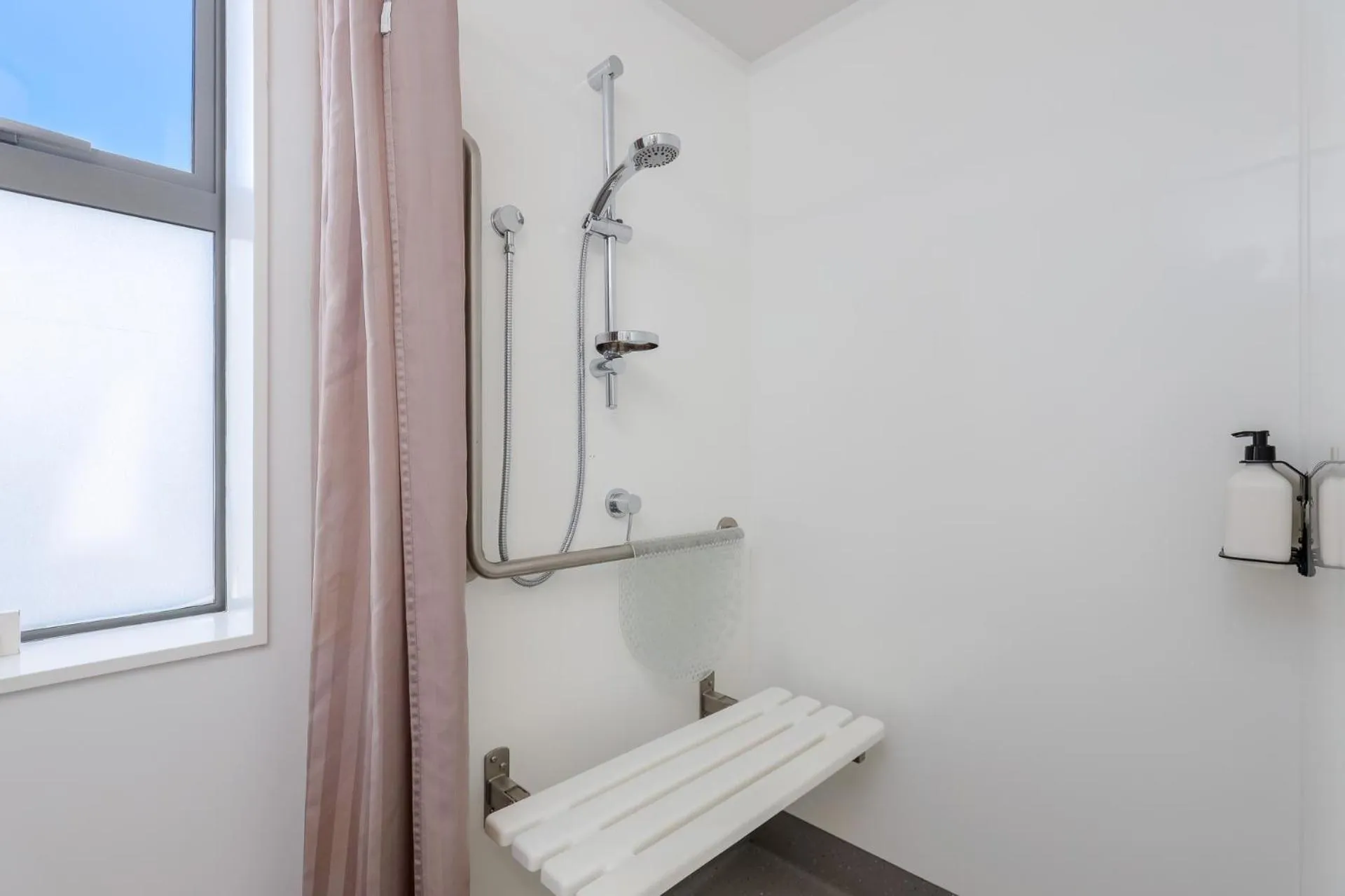 Shower in Kaiteriteri Recreation Reserve Apartments