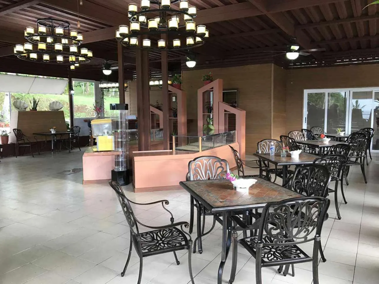 Restaurant/places to eat in Shell Villa apartel resort