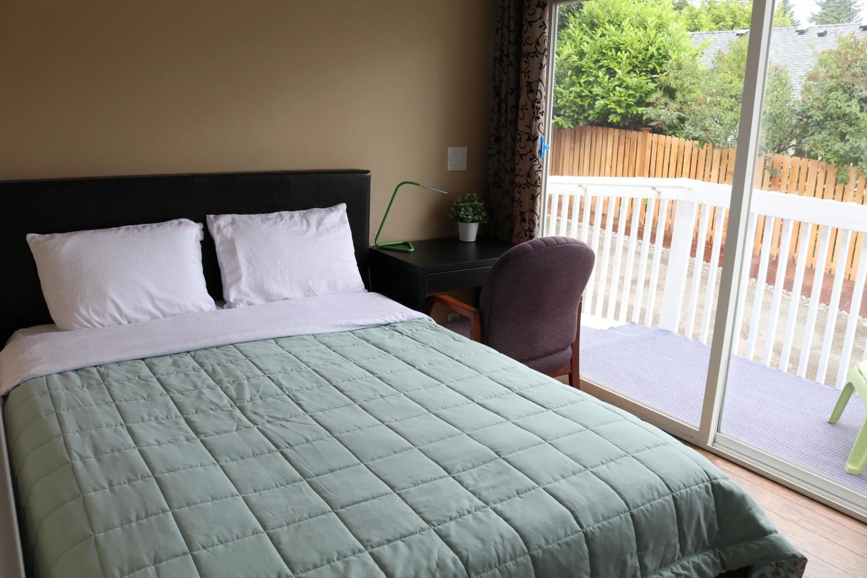 Bed in Quiet, clean and comfortable room