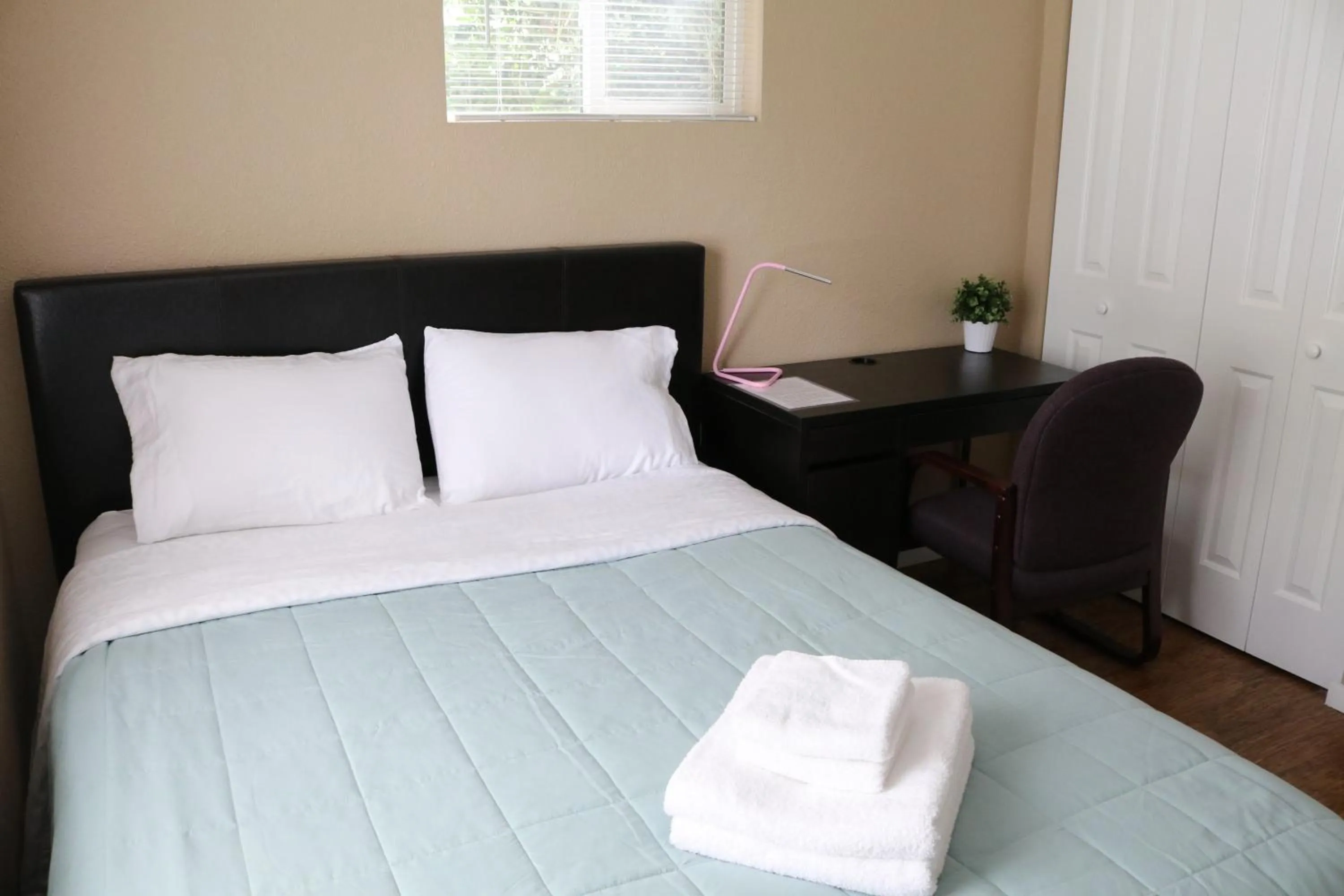 Bedroom, Bed in Quiet, clean and comfortable room