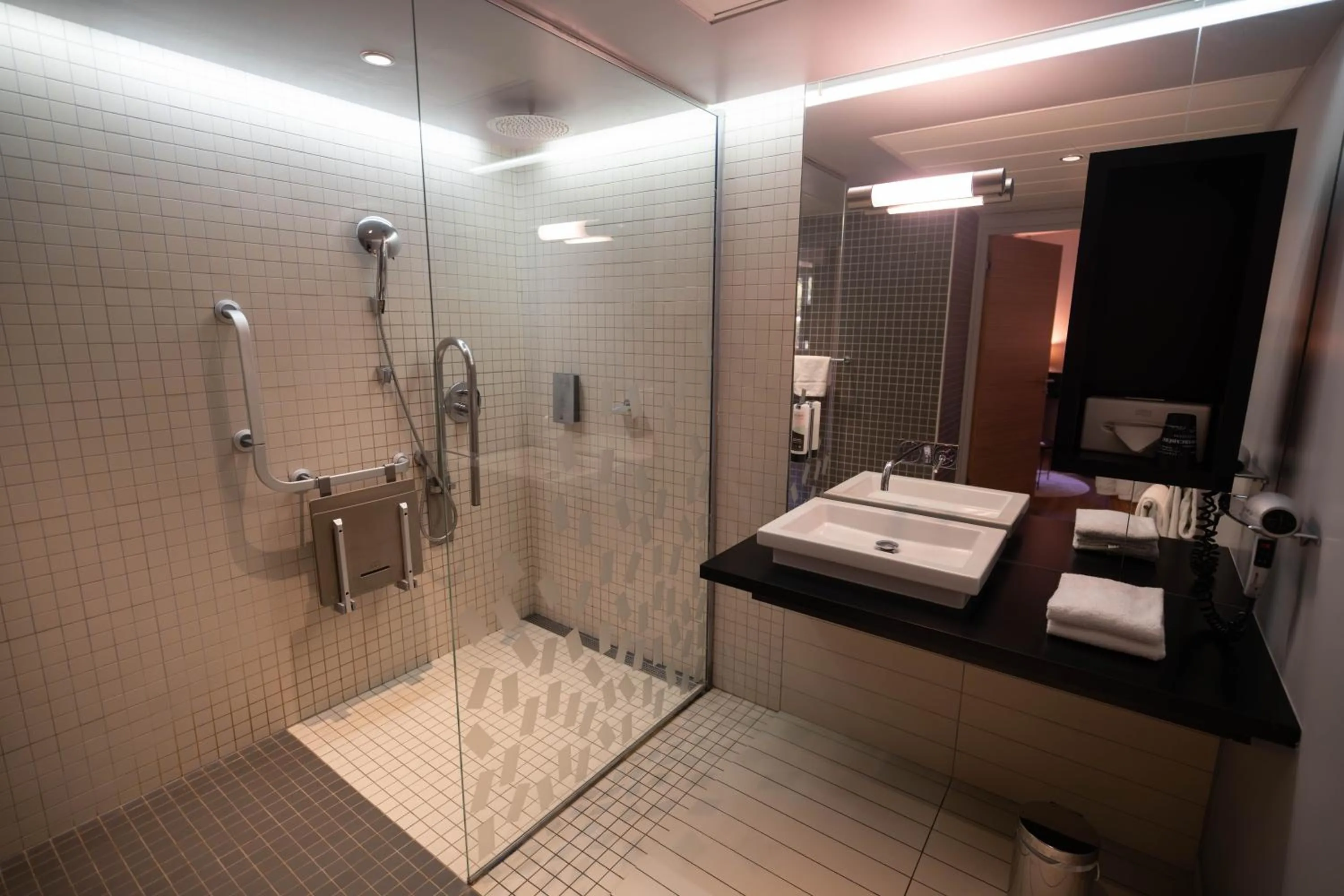 Shower in Logis Hotel L'Embarcadère