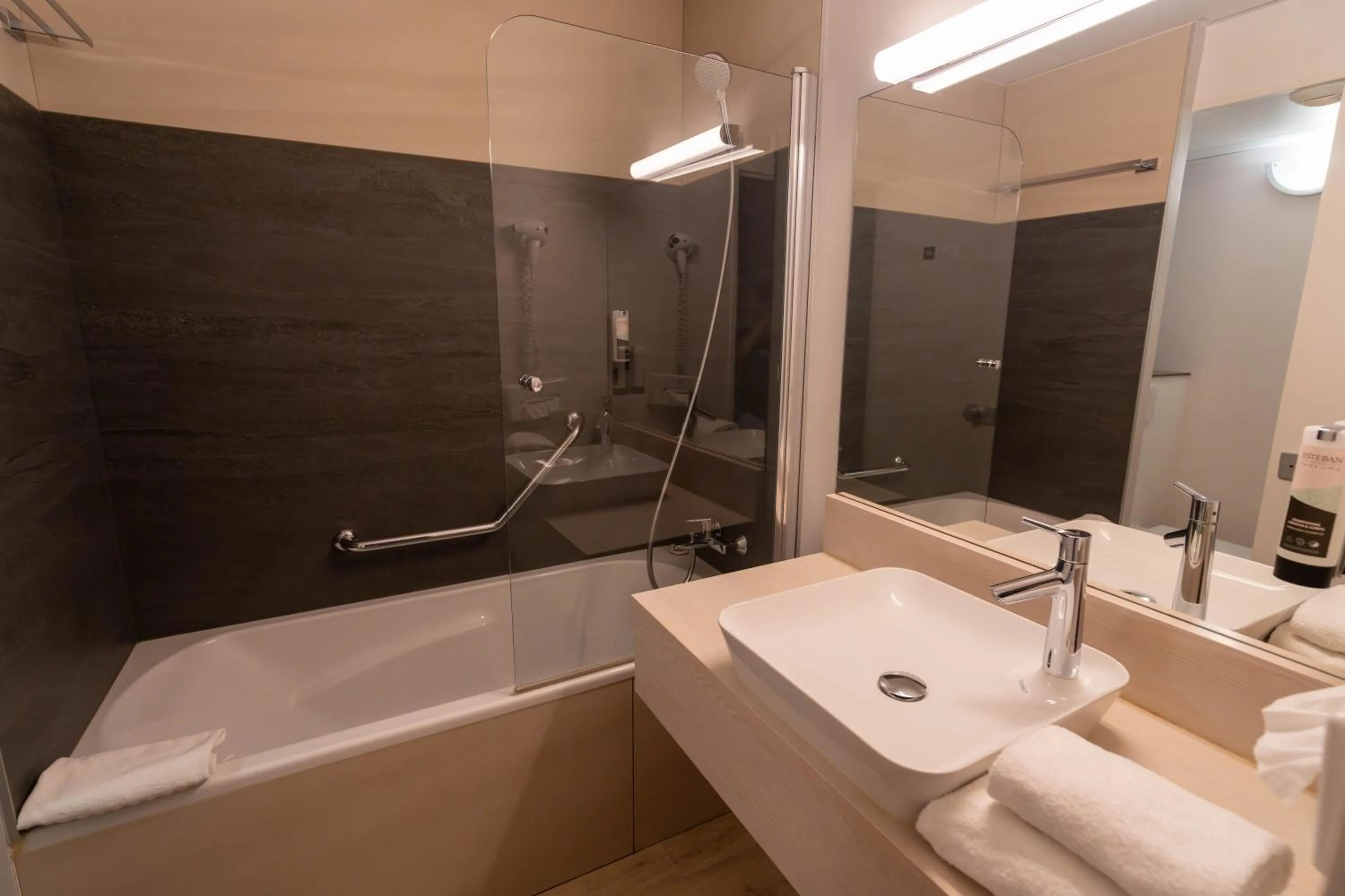 Bathroom in Logis Hotel L'Embarcadère