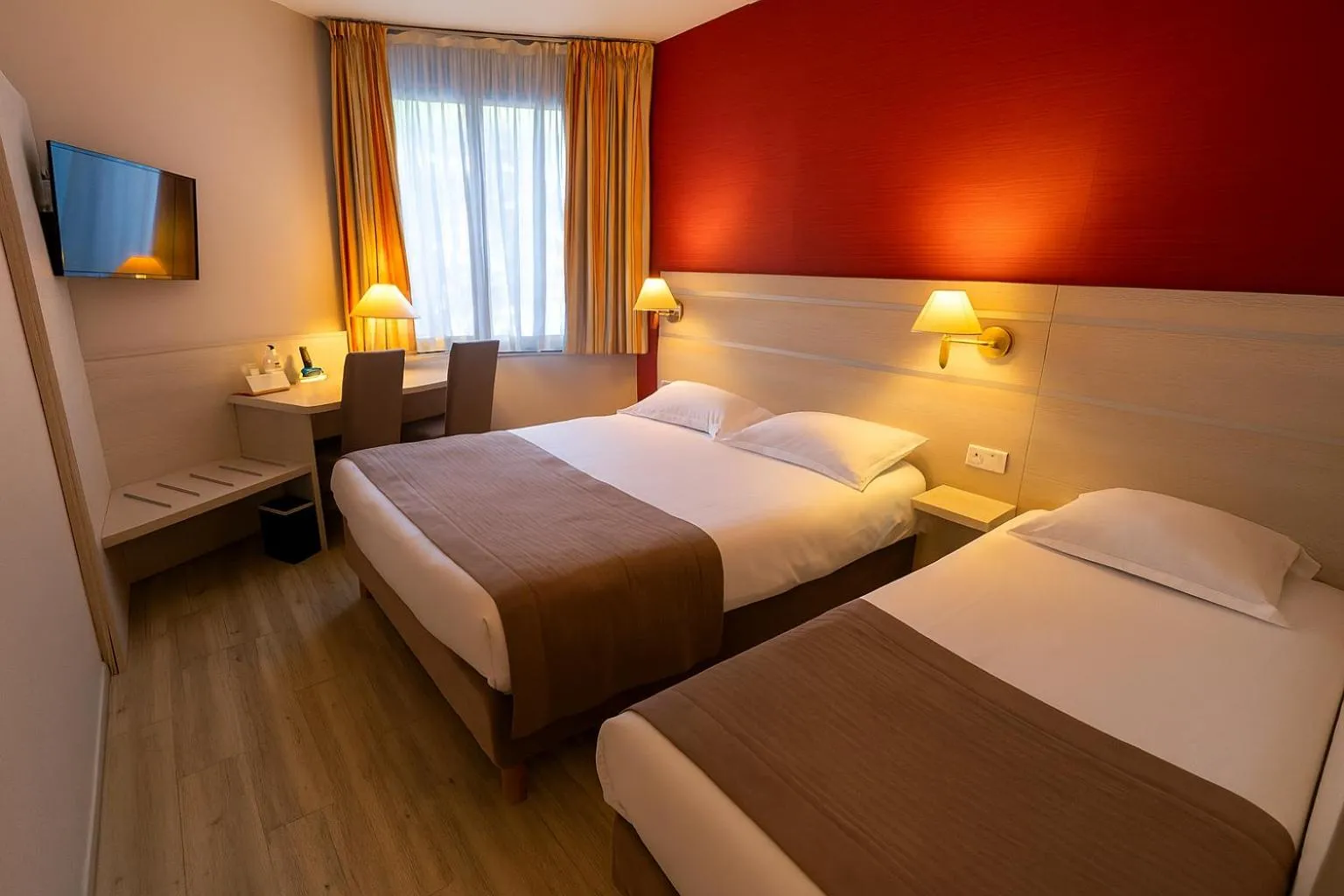 Bed in Logis Hotel L'Embarcadère