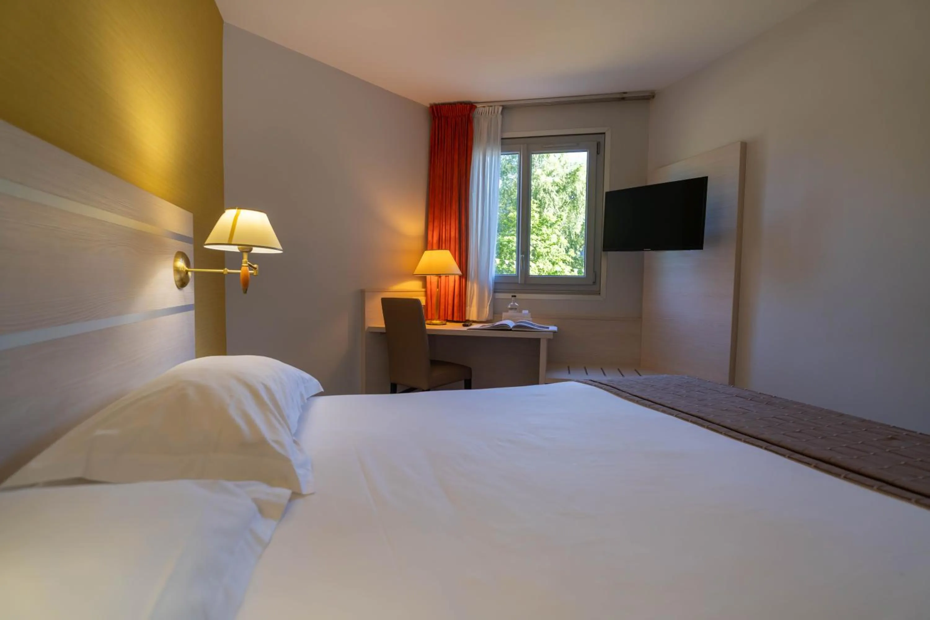 Bed in Logis Hotel L'Embarcadère