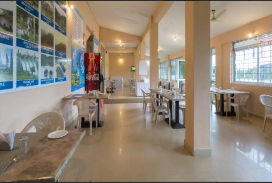 Restaurant/places to eat in KSTDC Hotel Mayura TalaKaveri, Bhagamandala