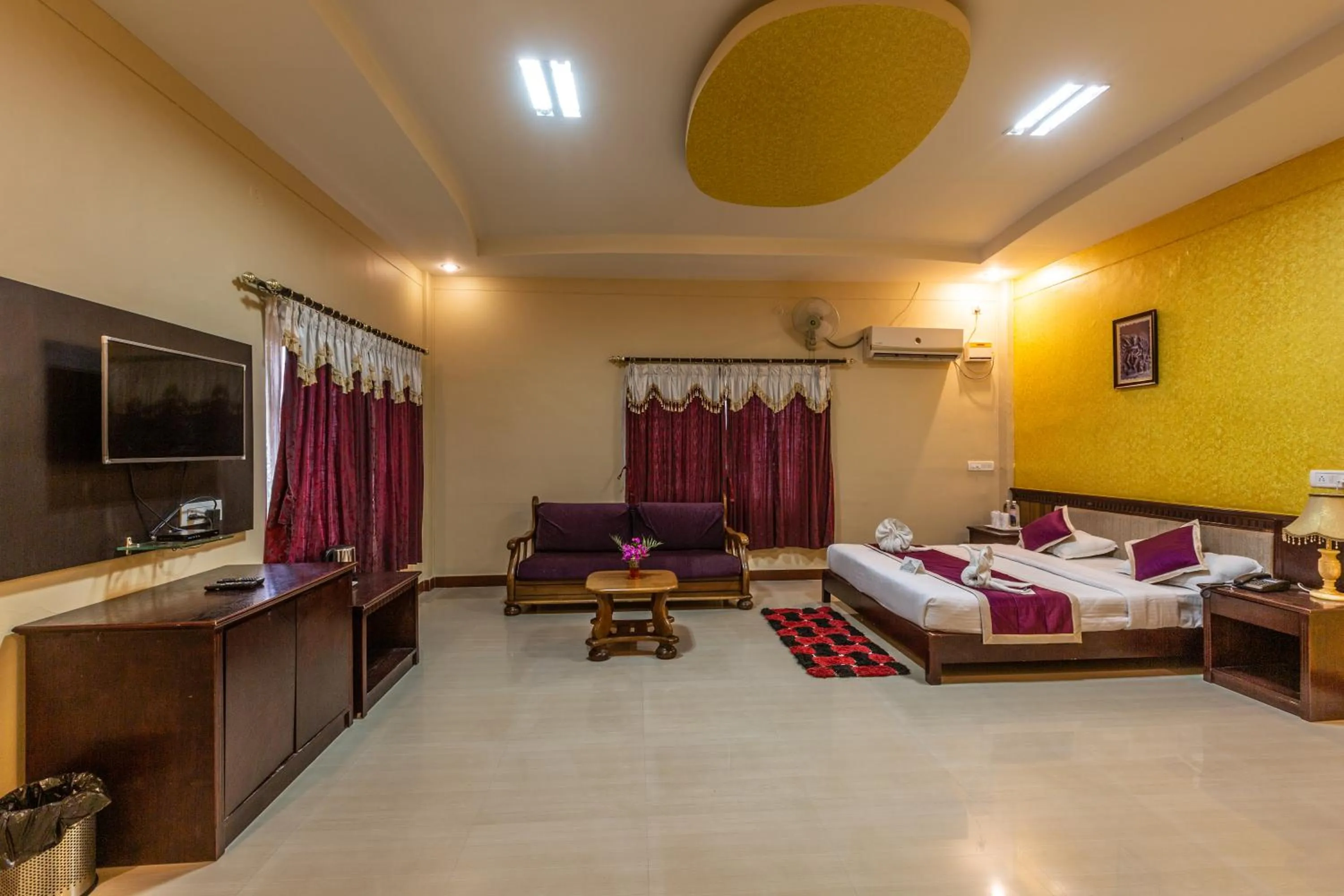 Bed in KSTDC Hotel Mayura Chalukya, Badami