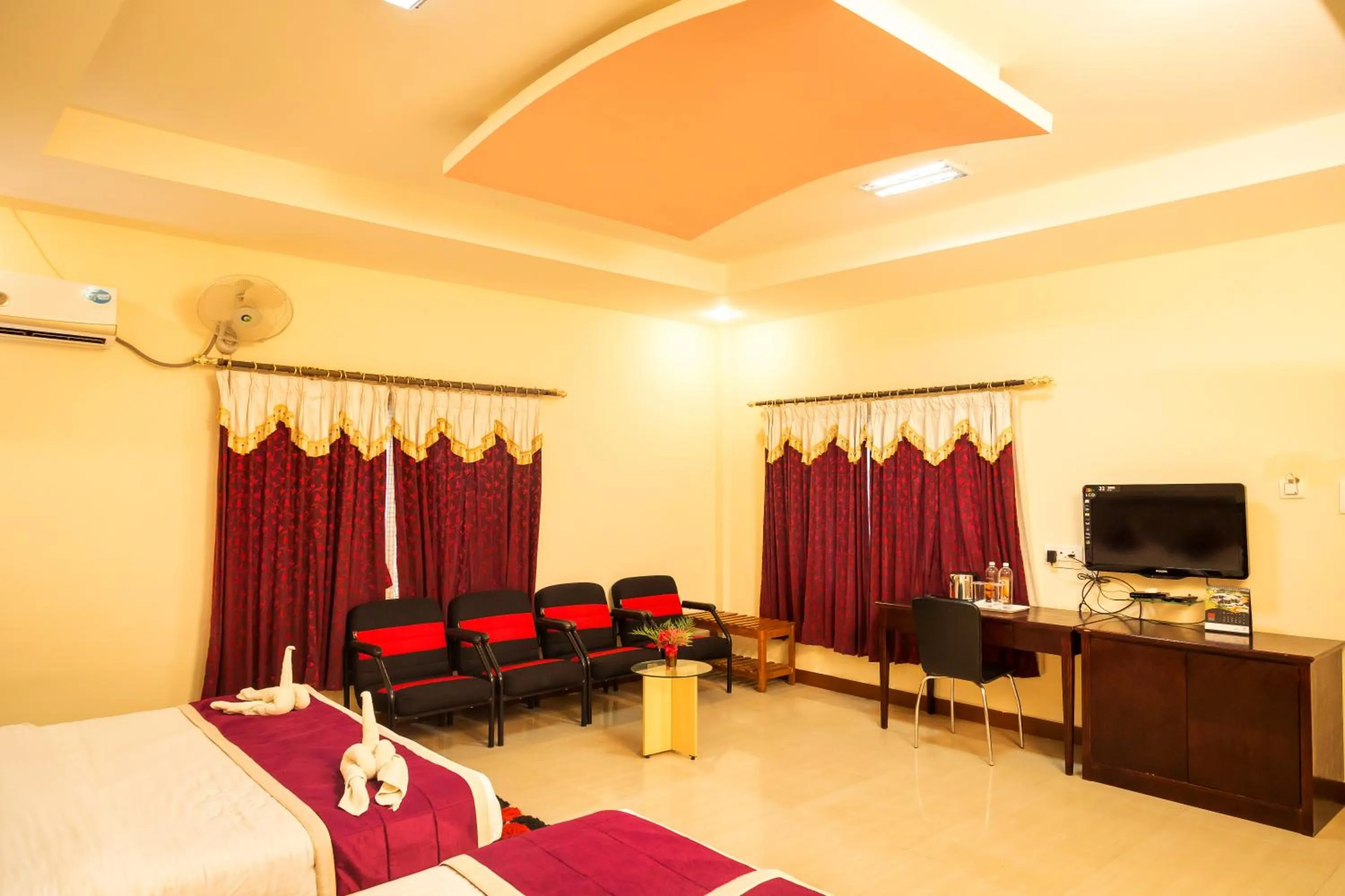 Bed in KSTDC Hotel Mayura Chalukya, Badami