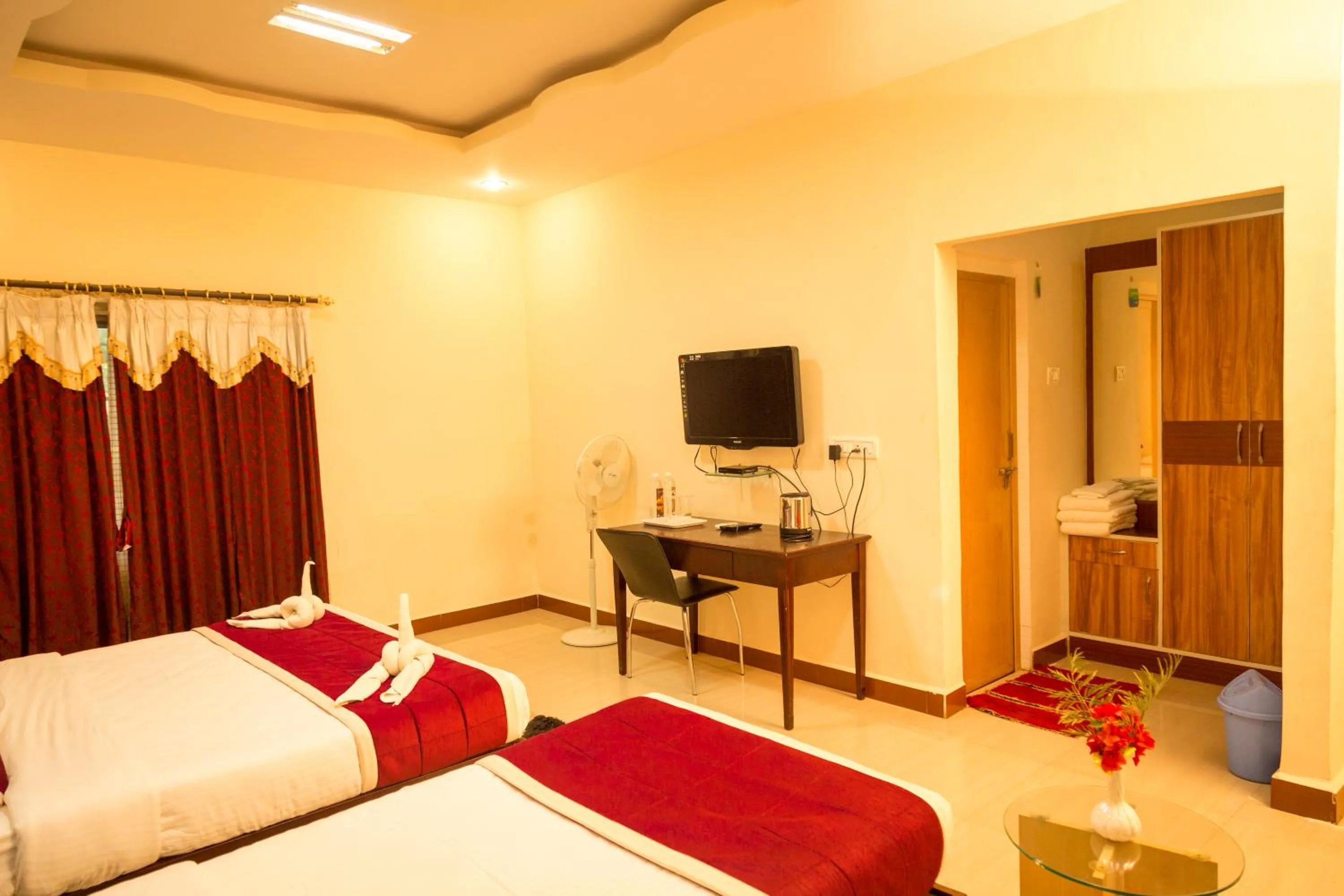 Bed in KSTDC Hotel Mayura Chalukya, Badami