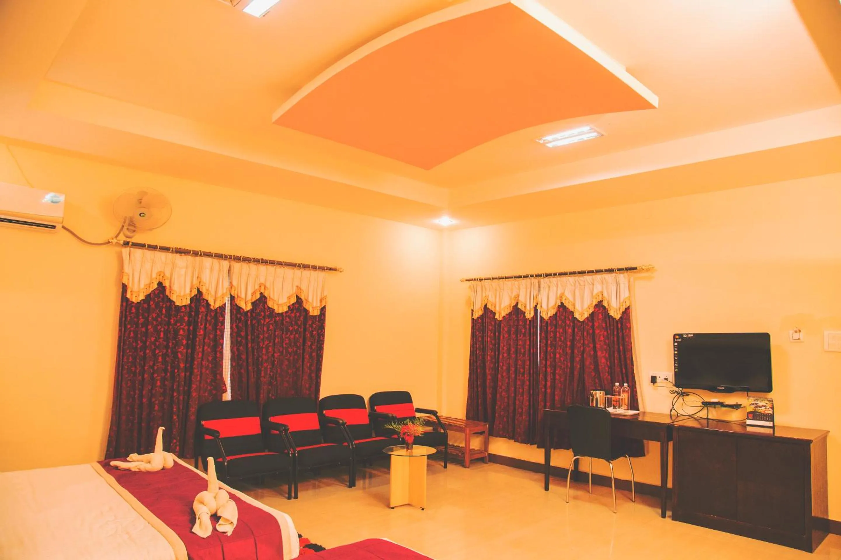 Communal lounge/ TV room, Bed in KSTDC Hotel Mayura Chalukya, Badami