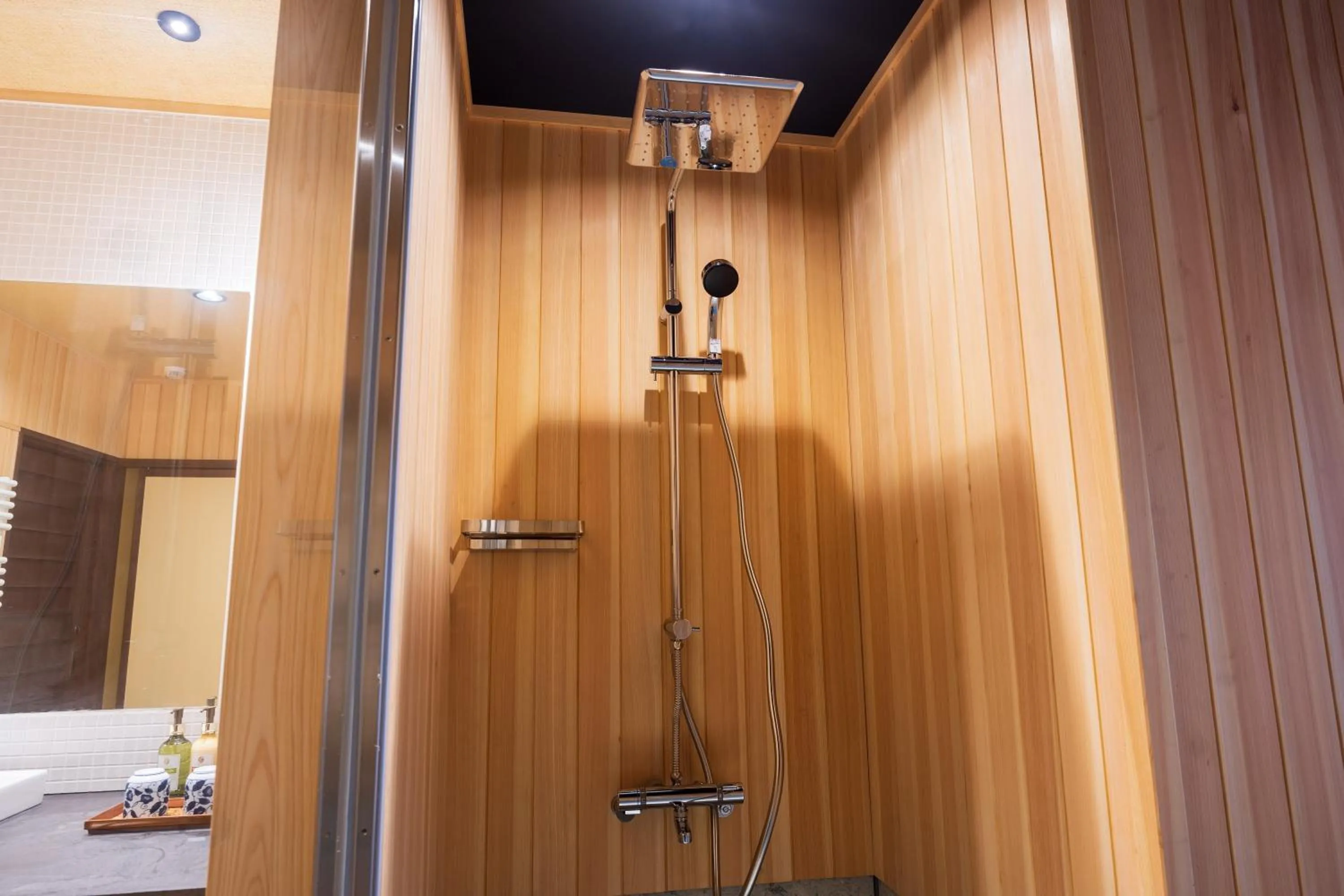 Shower in Matsuzakaya Honten