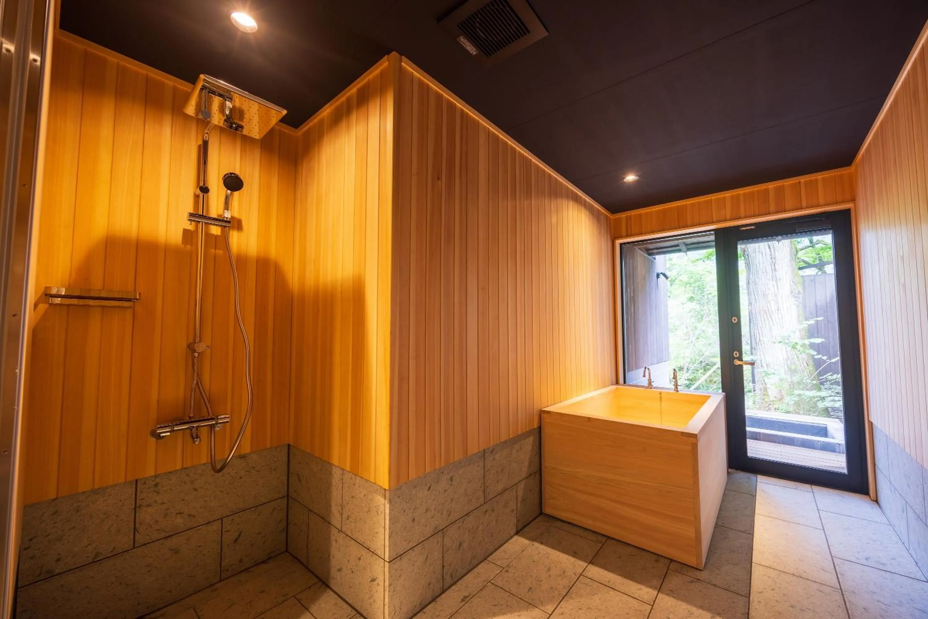 Shower in Matsuzakaya Honten