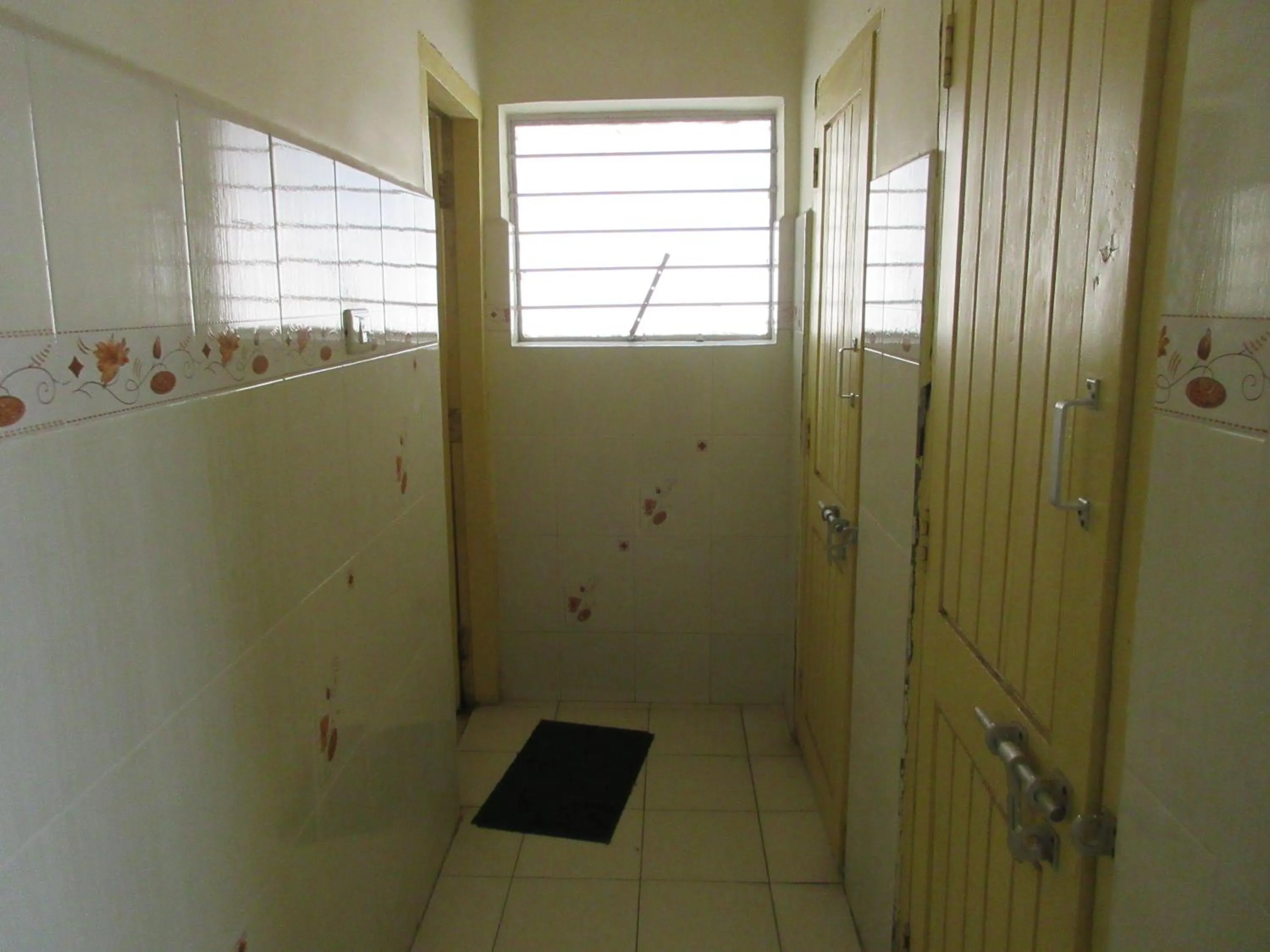 Toilet in KSTDC Hotel Mayura Velapuri Belur