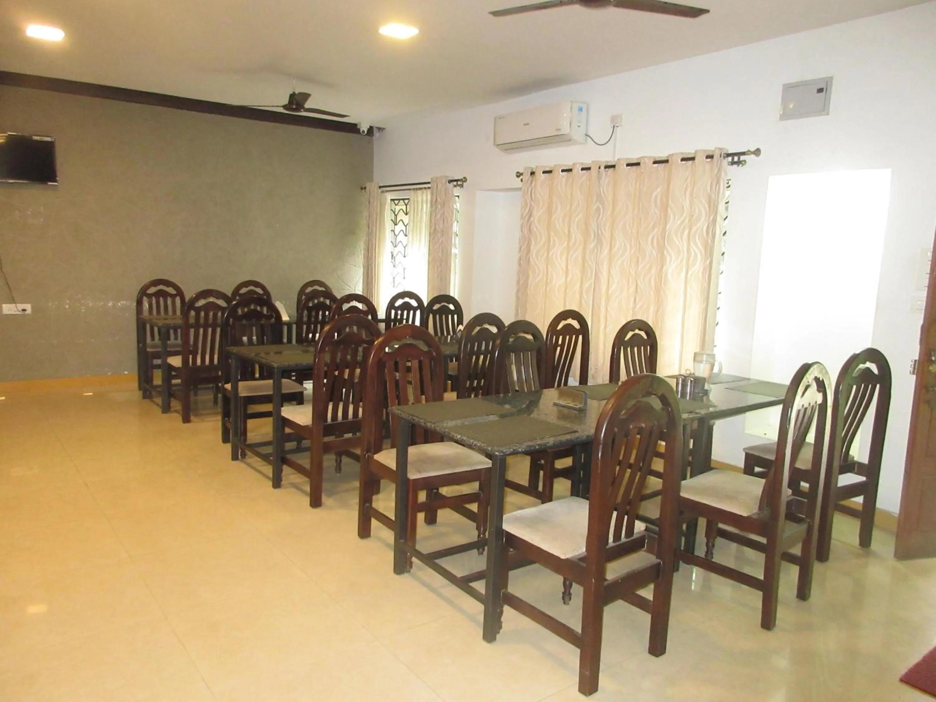 Restaurant/places to eat in KSTDC Hotel Mayura Velapuri Belur