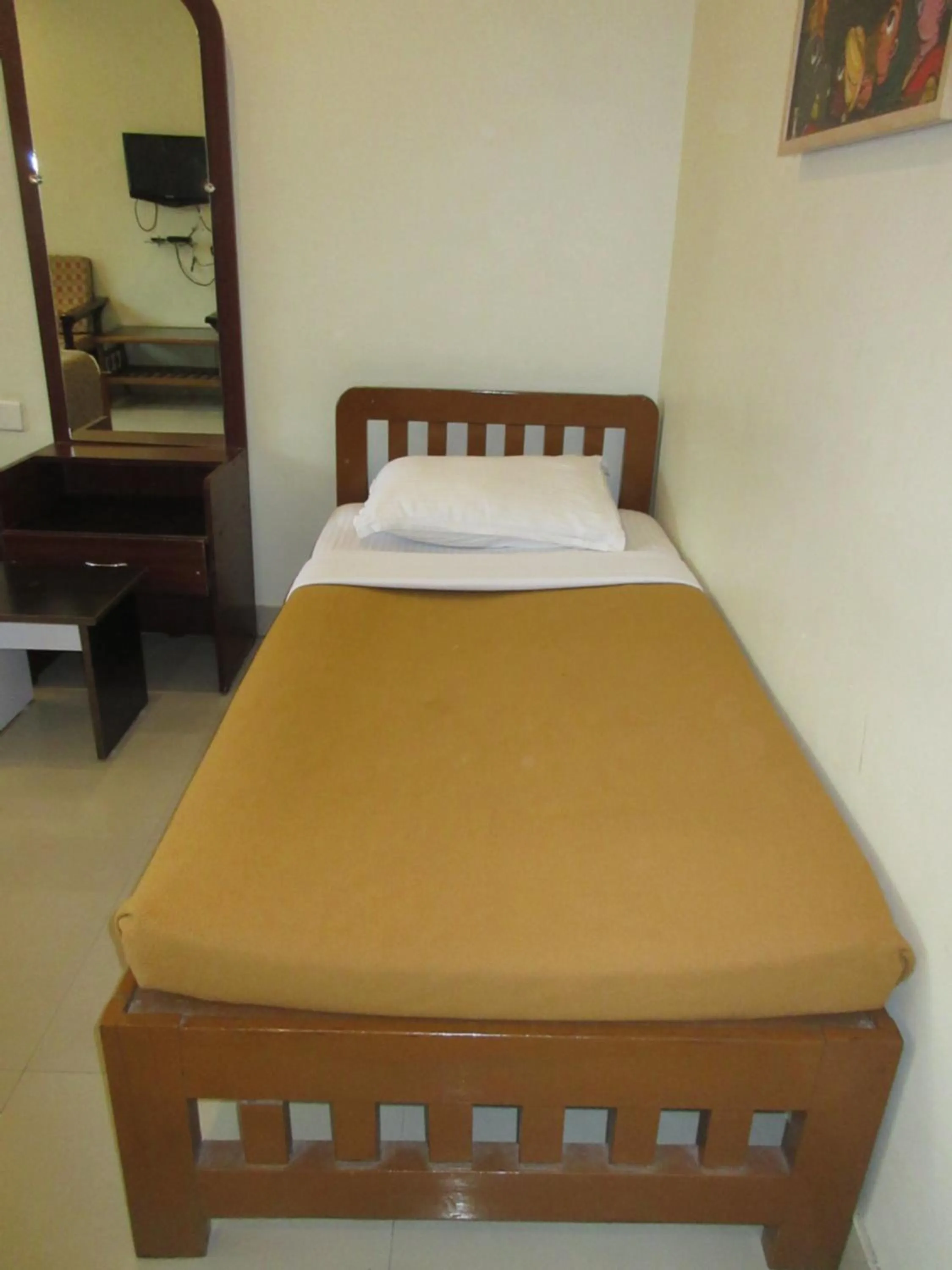 Bed in KSTDC Hotel Mayura Velapuri Belur