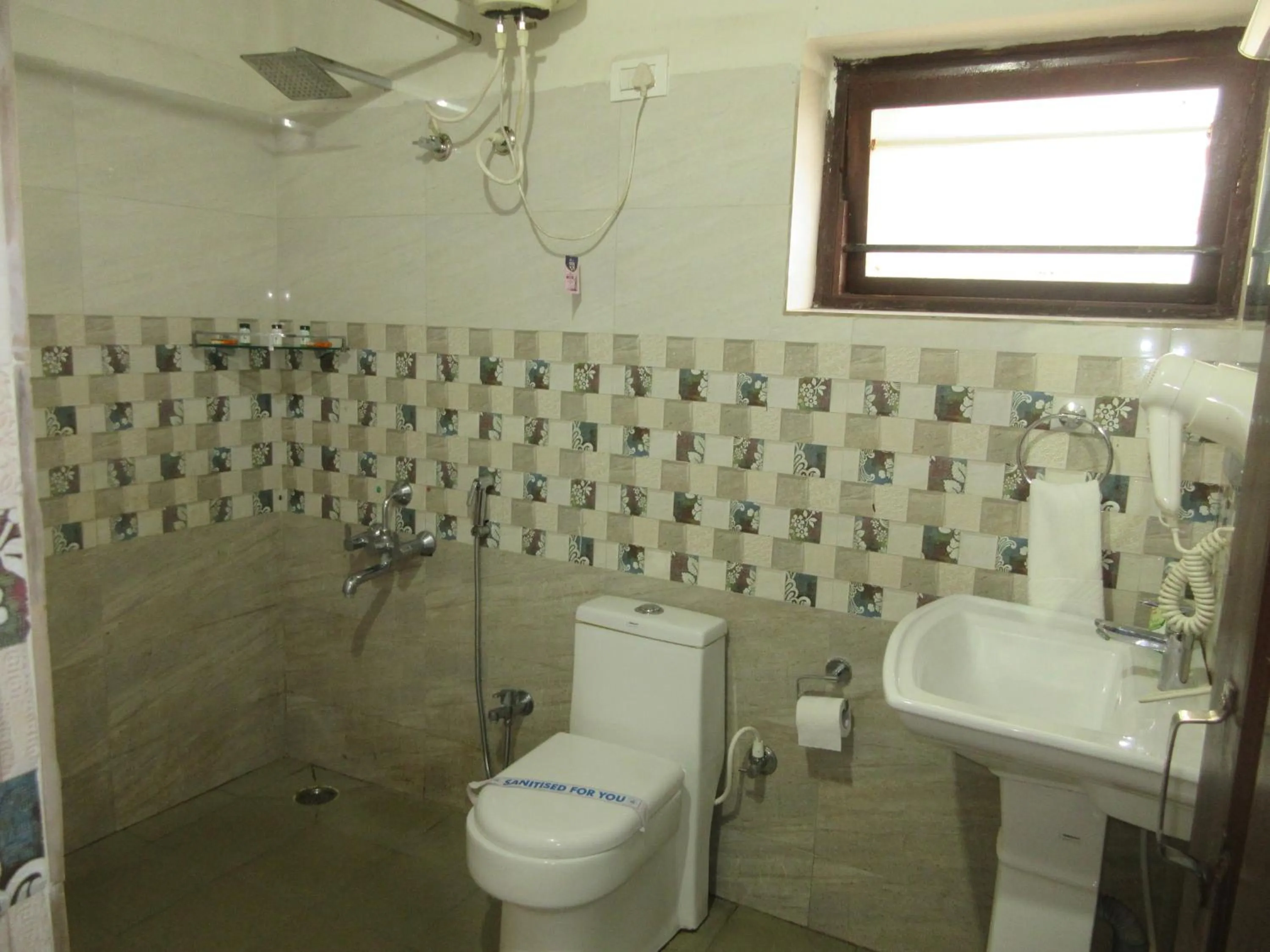 Shower in KSTDC Hotel Mayura Velapuri Belur