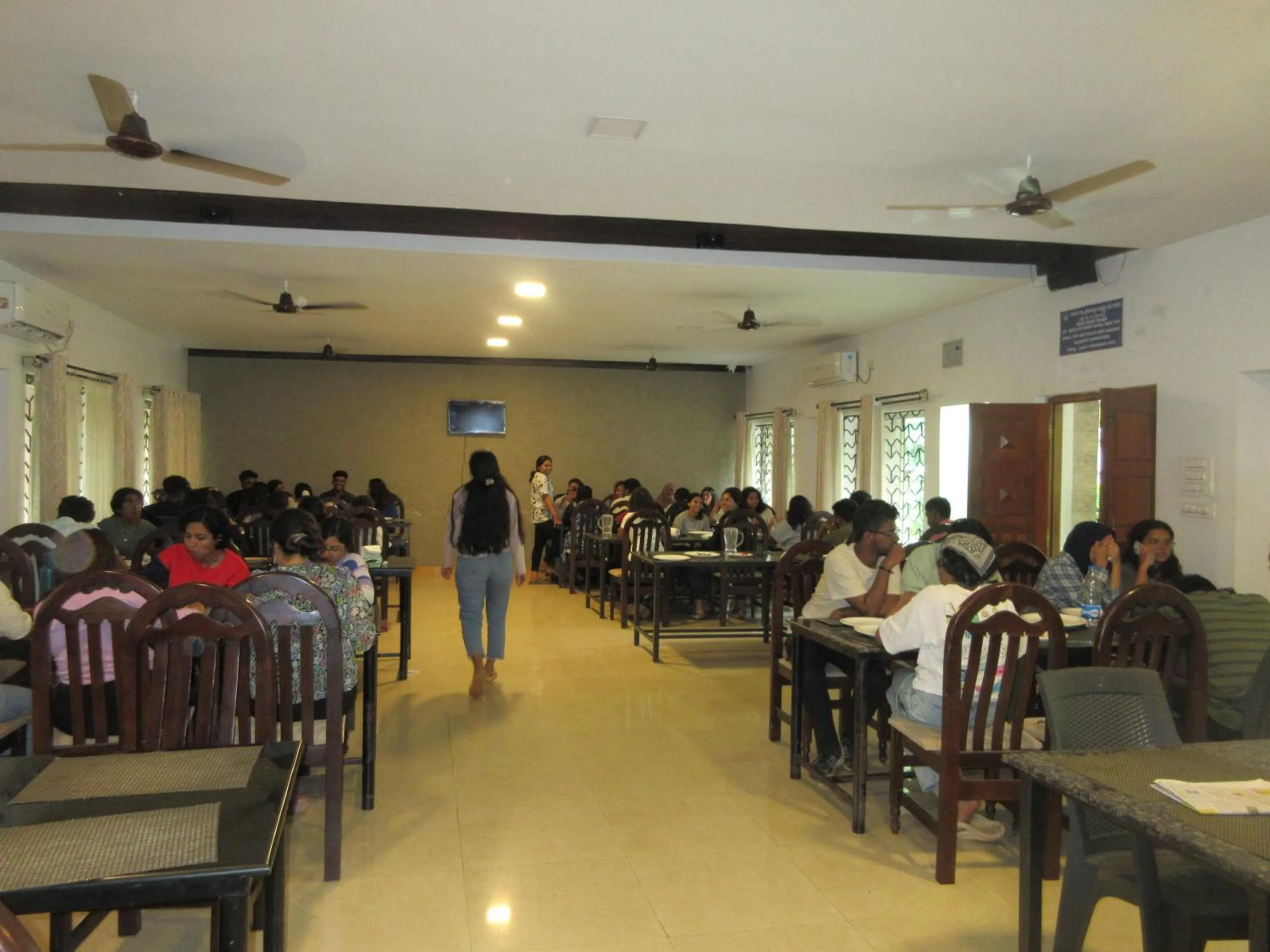 Restaurant/places to eat in KSTDC Hotel Mayura Velapuri Belur