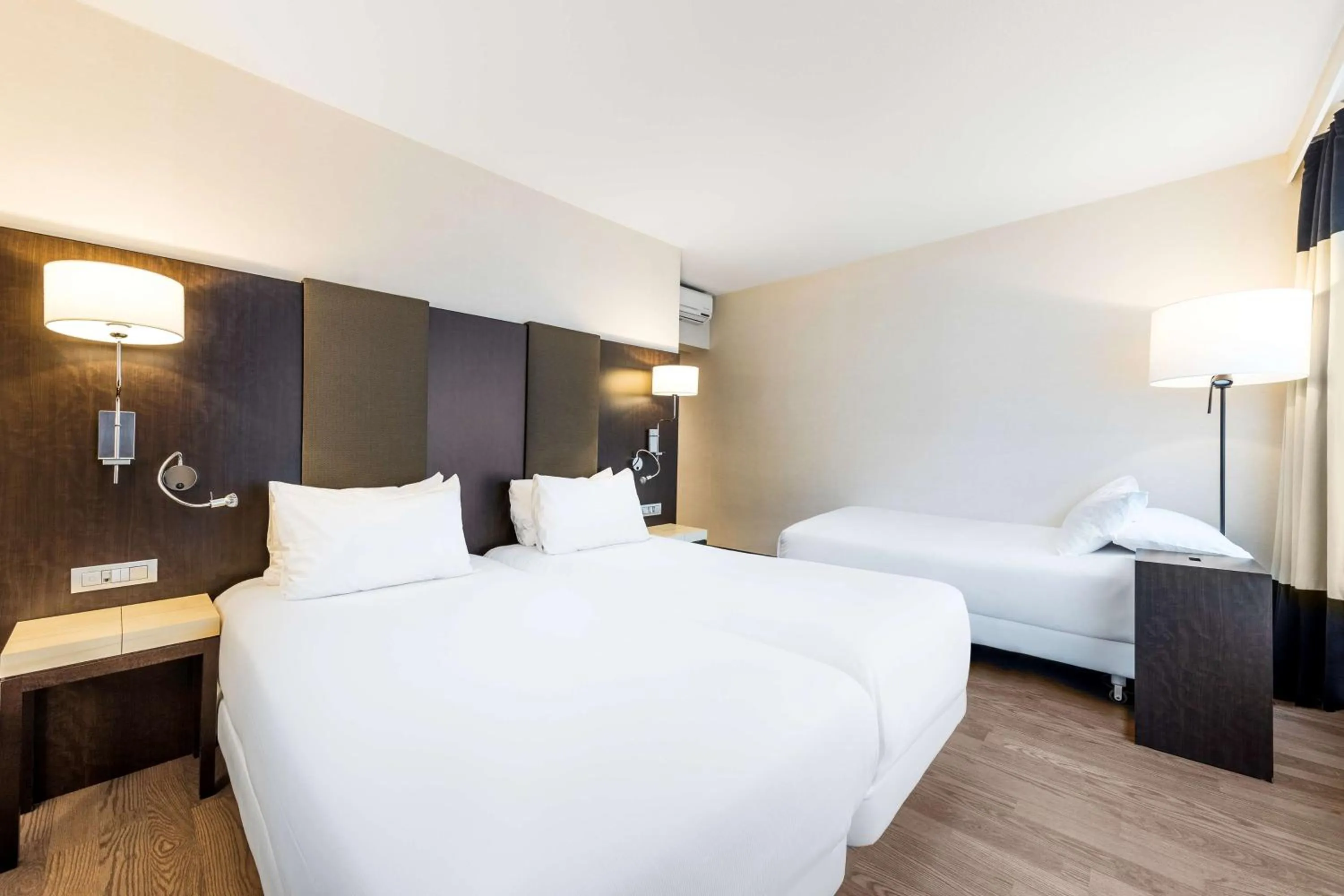 Photo of the whole room, Bed in NH Brussels Stéphanie