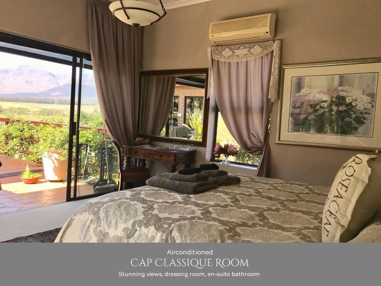 Photo of the whole room, Bed in Wellington Country House