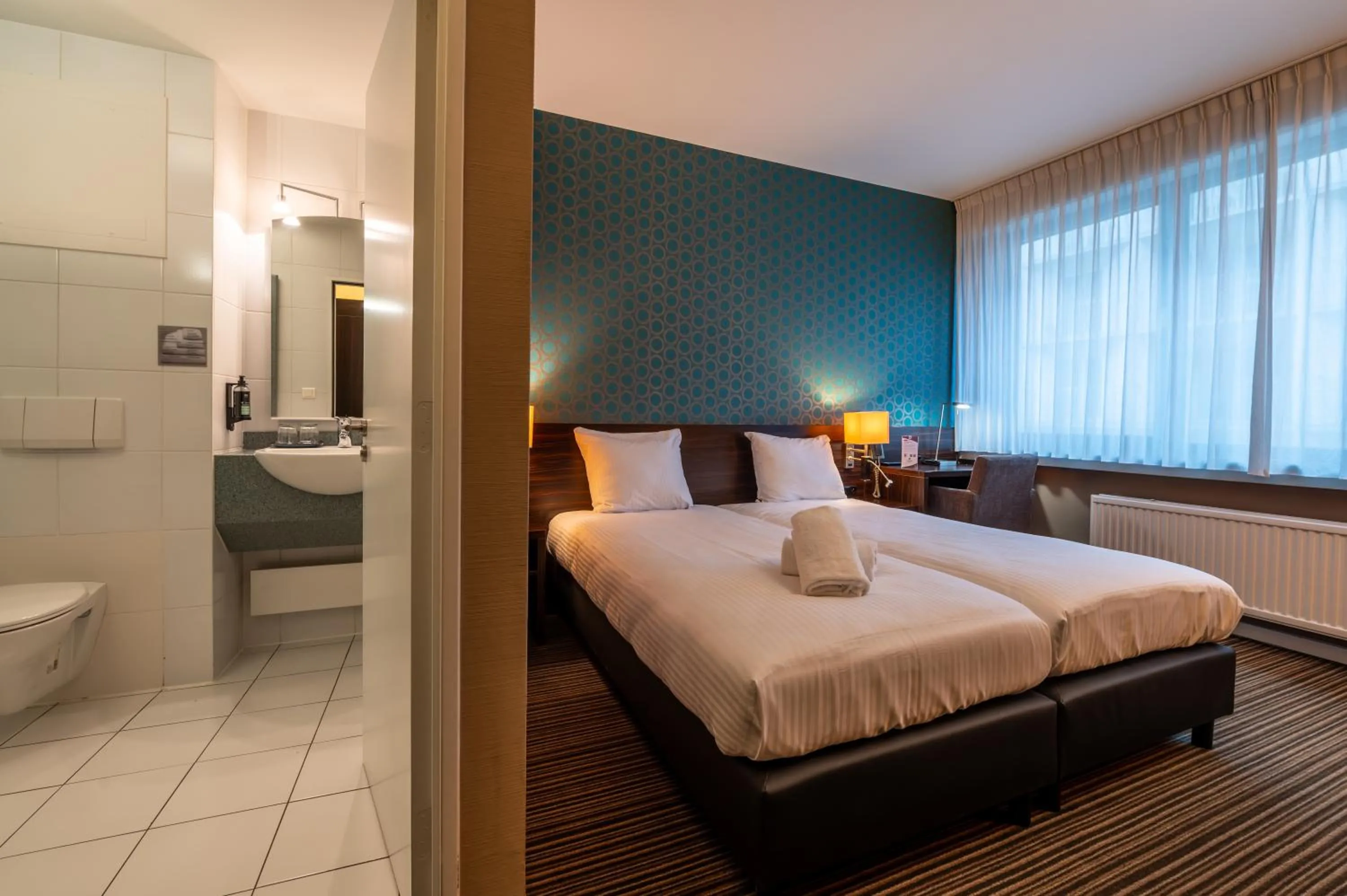 Toilet, Bed in Hotel Docklands Antwerpen