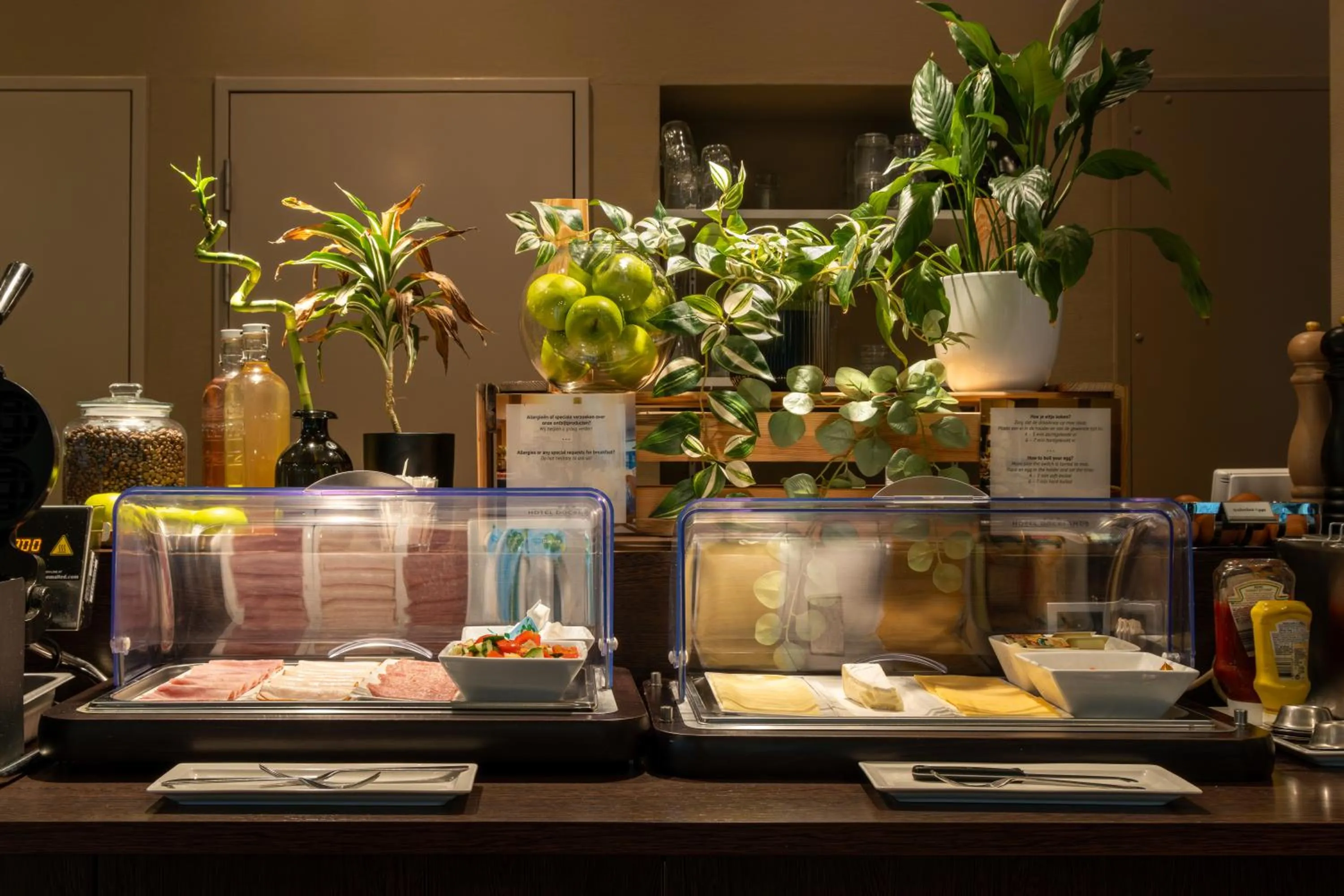 Food and drinks in Hotel Docklands Antwerpen