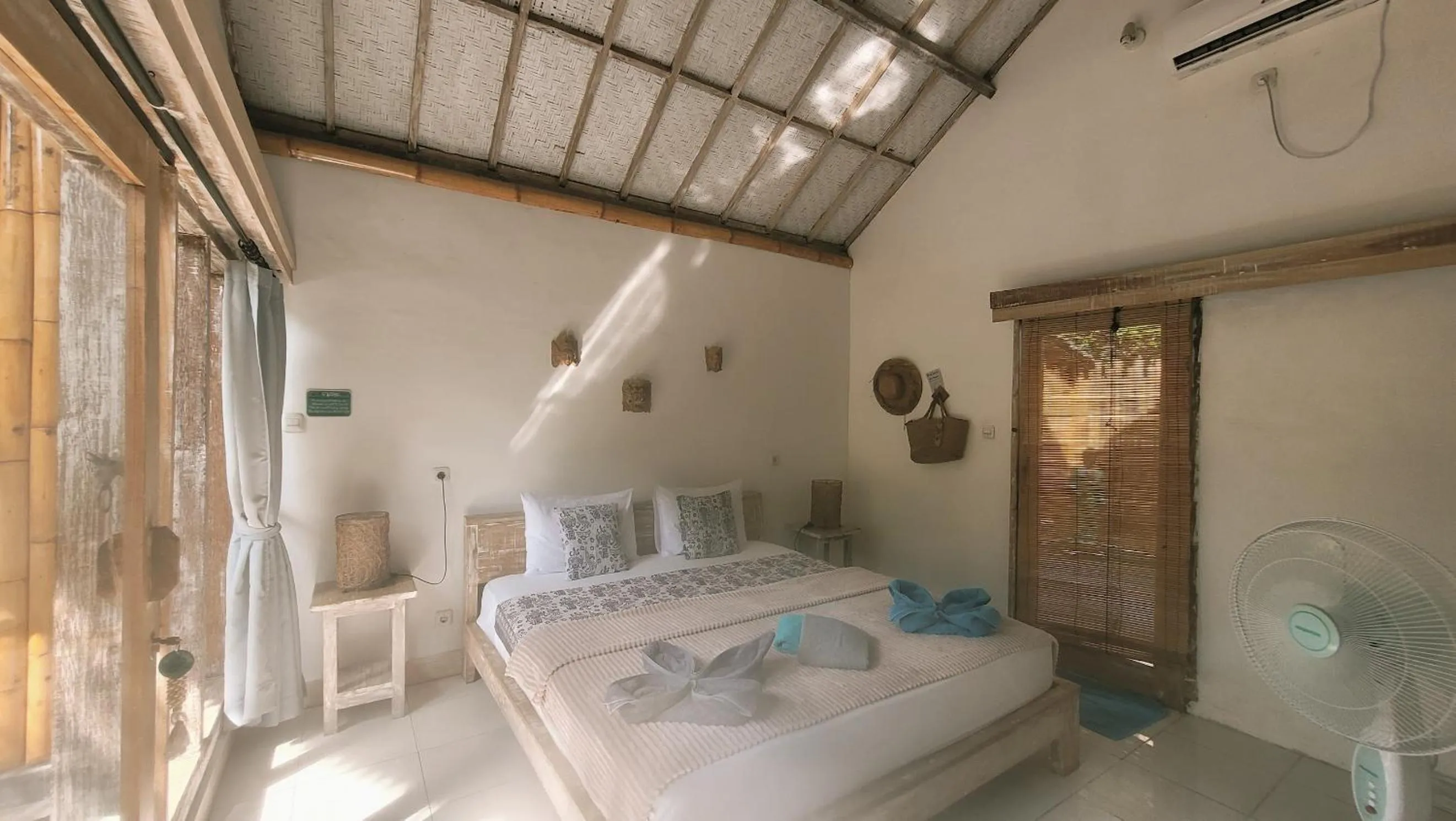 Photo of the whole room, Bed in Gili Matiki