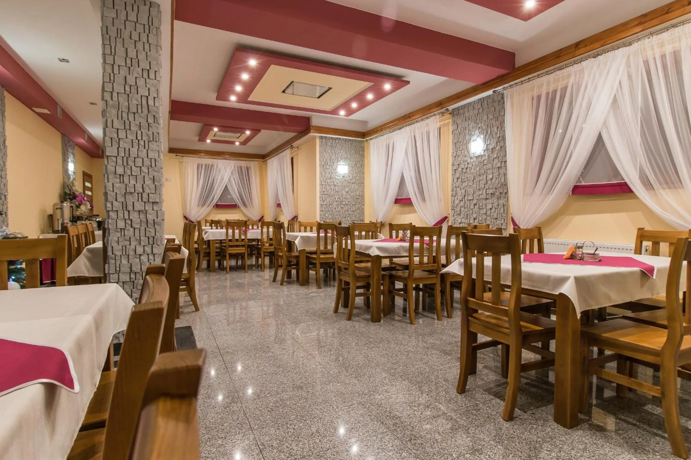 Restaurant/places to eat in Dom Wczasowy Na Szczycie