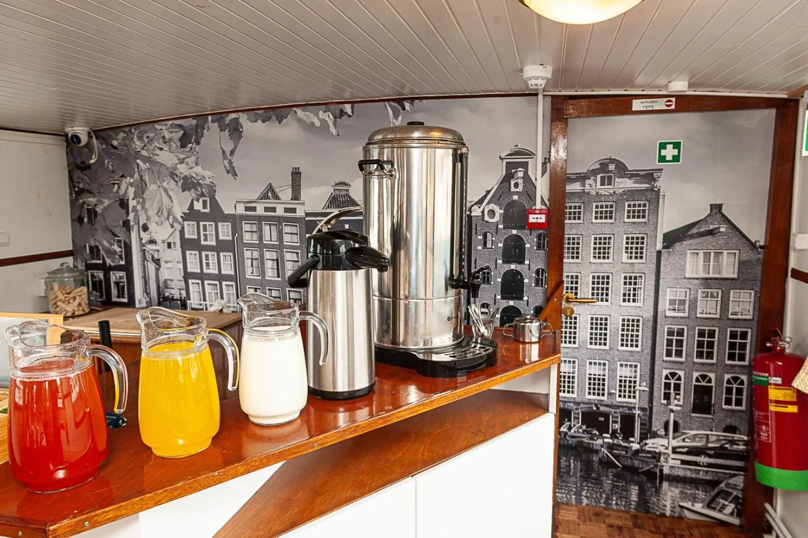 Food and drinks in Neptune Boatique Hotel Amsterdam OLD