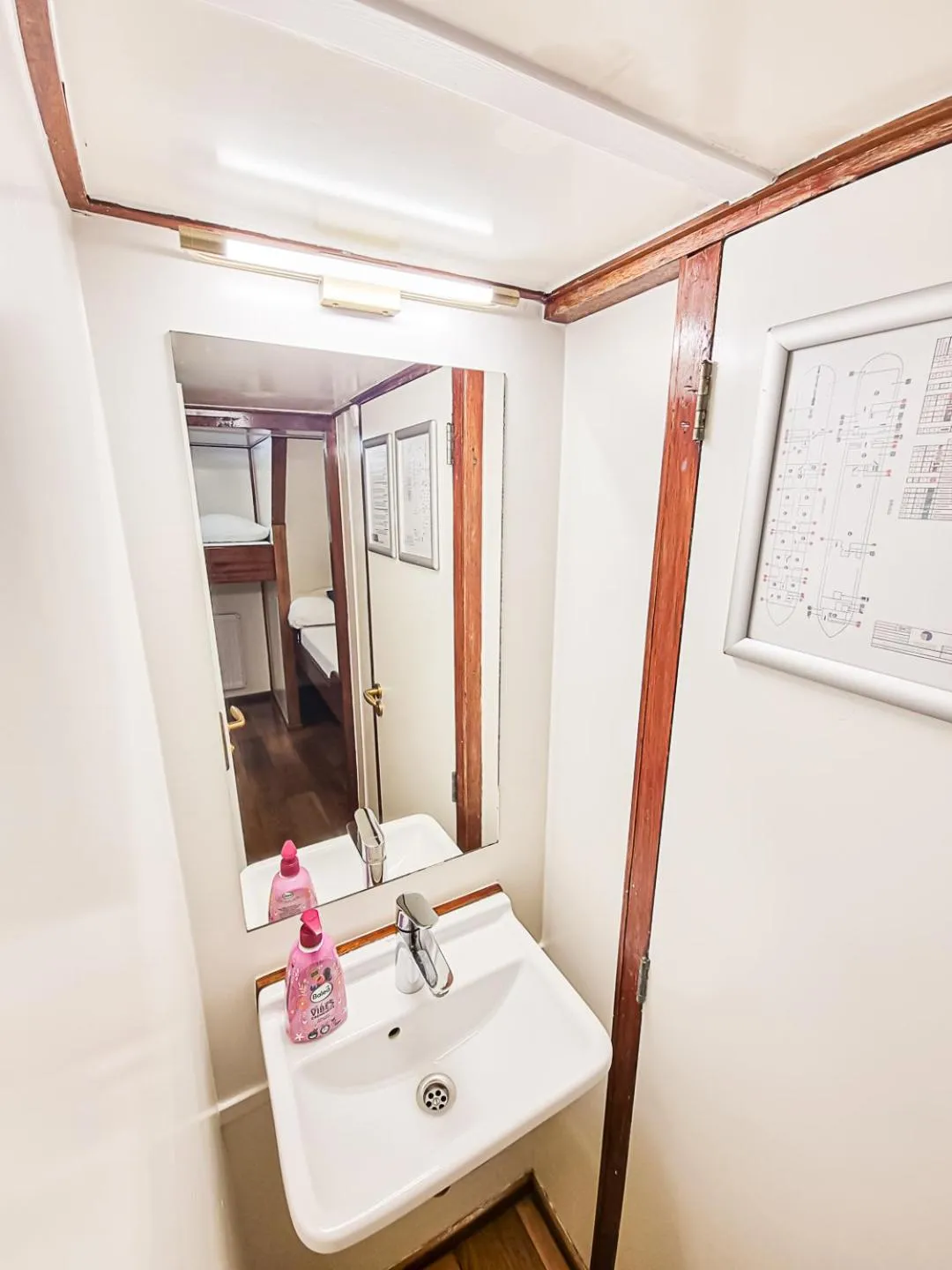 Toilet in Neptune Boatique Hotel Amsterdam OLD