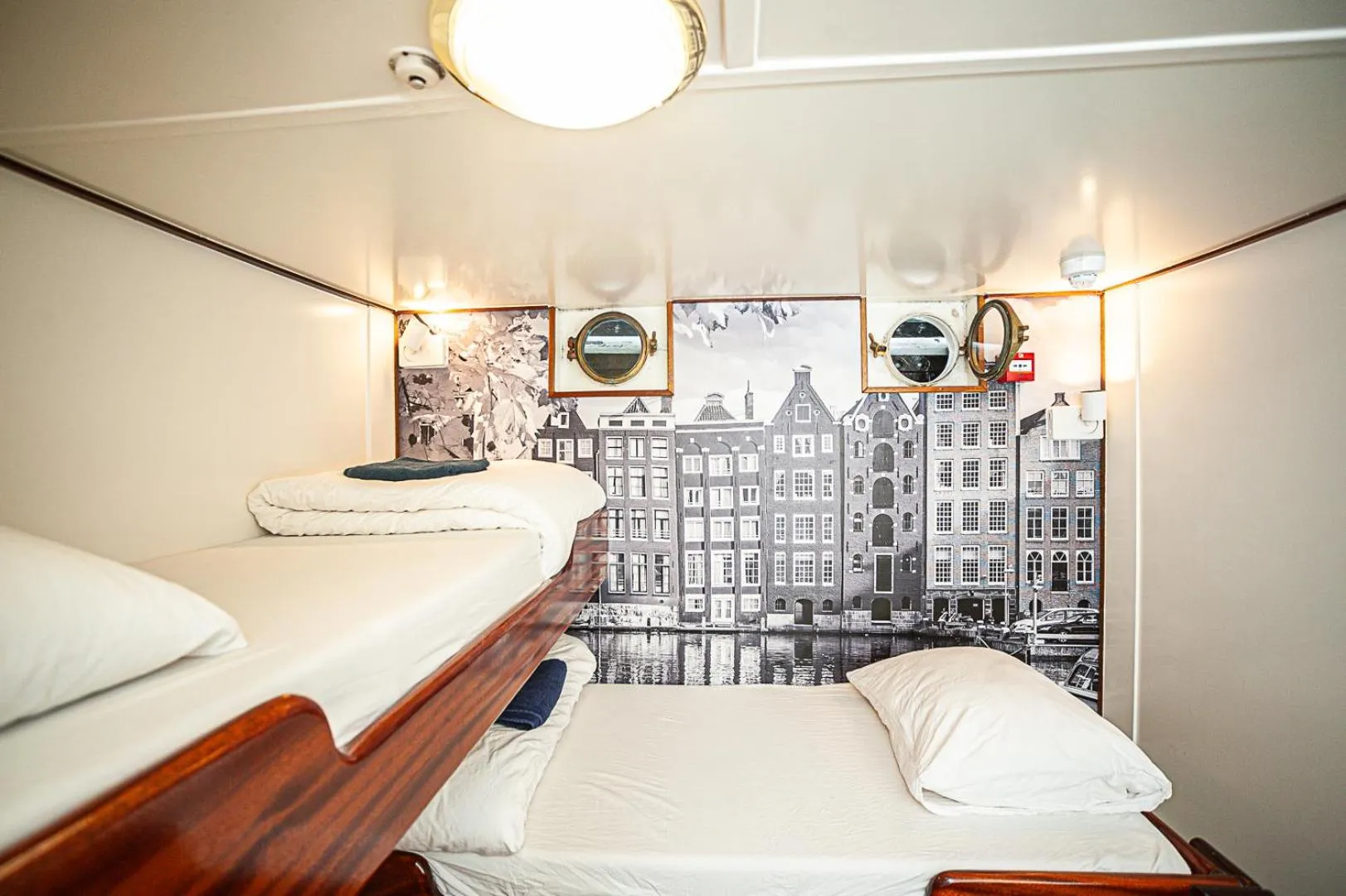 Bed in Neptune Boatique Hotel Amsterdam OLD